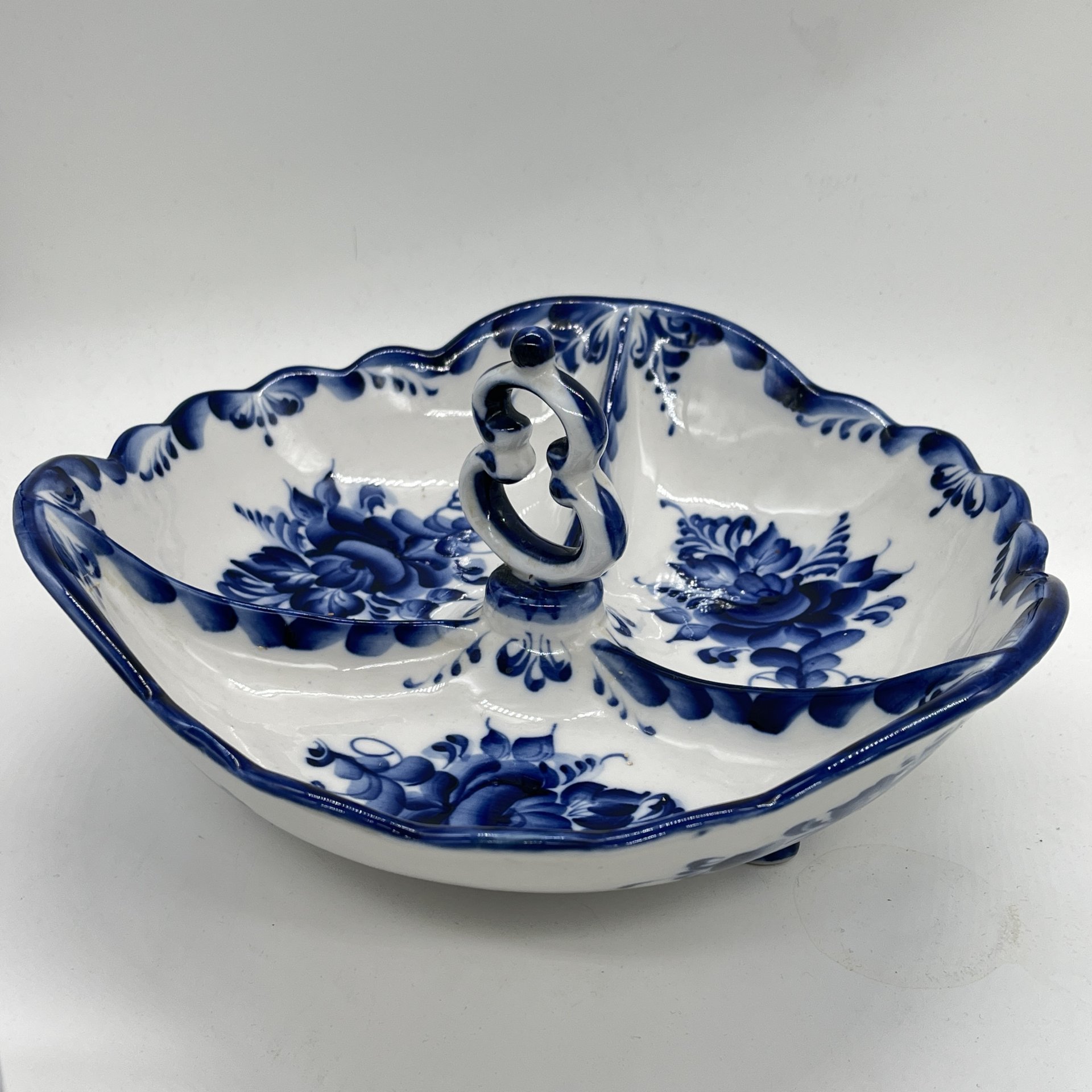 Менажница с расписным цветочным декором, Гжель, авт. Климов, Колочева, фарфор, роспись, Россия, 1990-2010 гг.