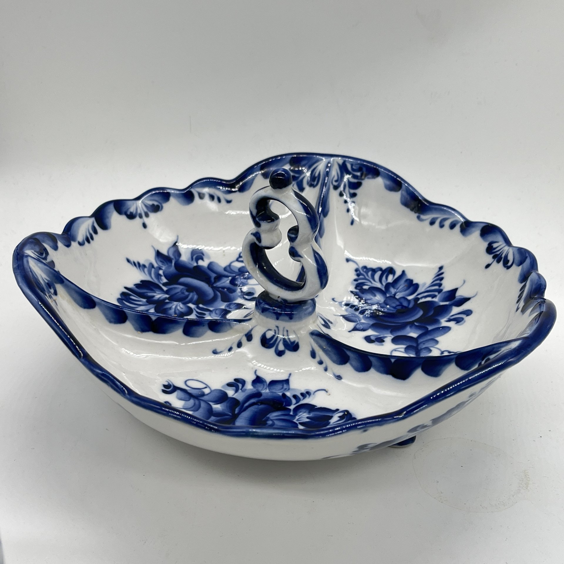 Менажница с расписным цветочным декором, Гжель, авт. Климов, Колочева, фарфор, роспись, Россия, 1990-2010 гг.