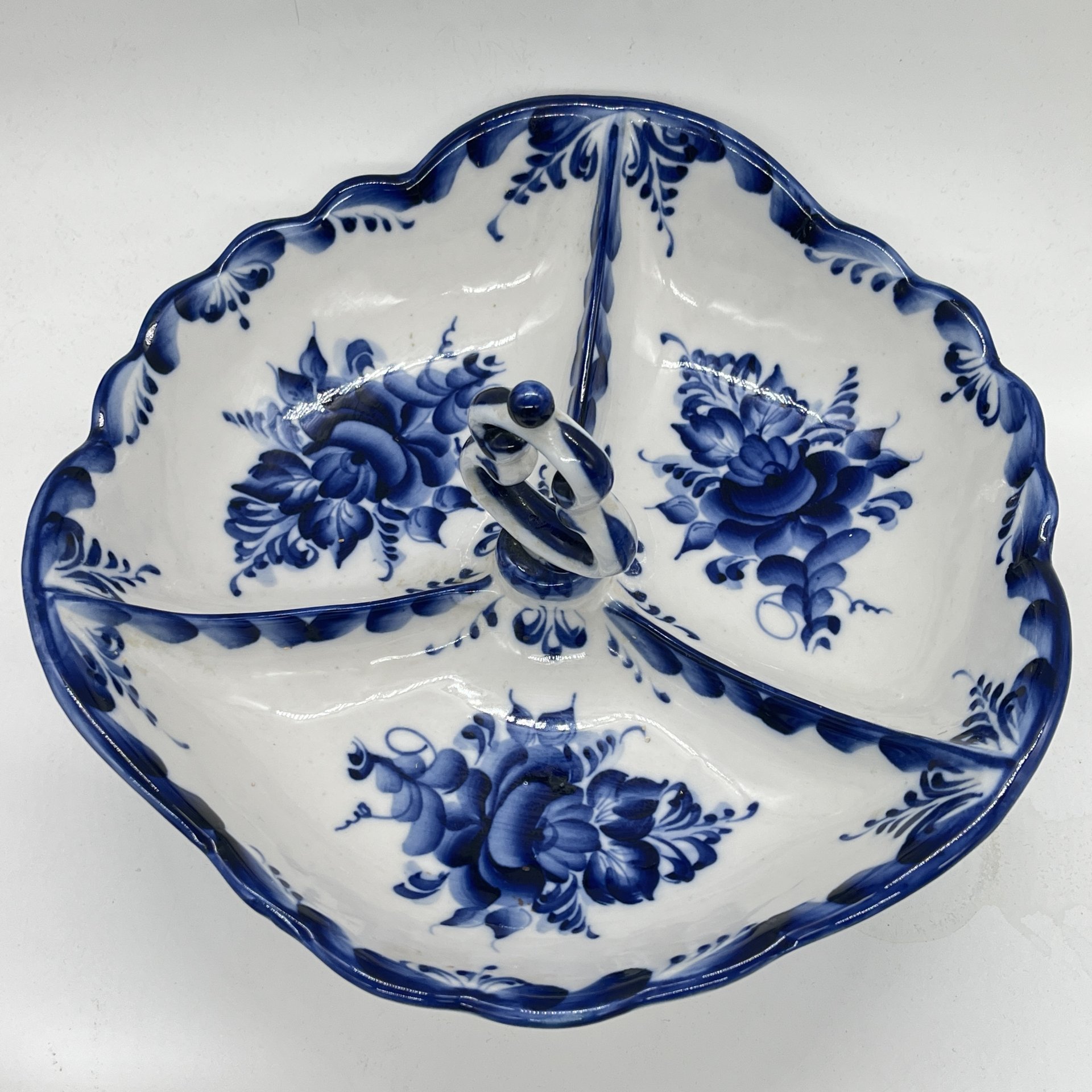 Менажница с расписным цветочным декором, Гжель, авт. Климов, Колочева, фарфор, роспись, Россия, 1990-2010 гг.