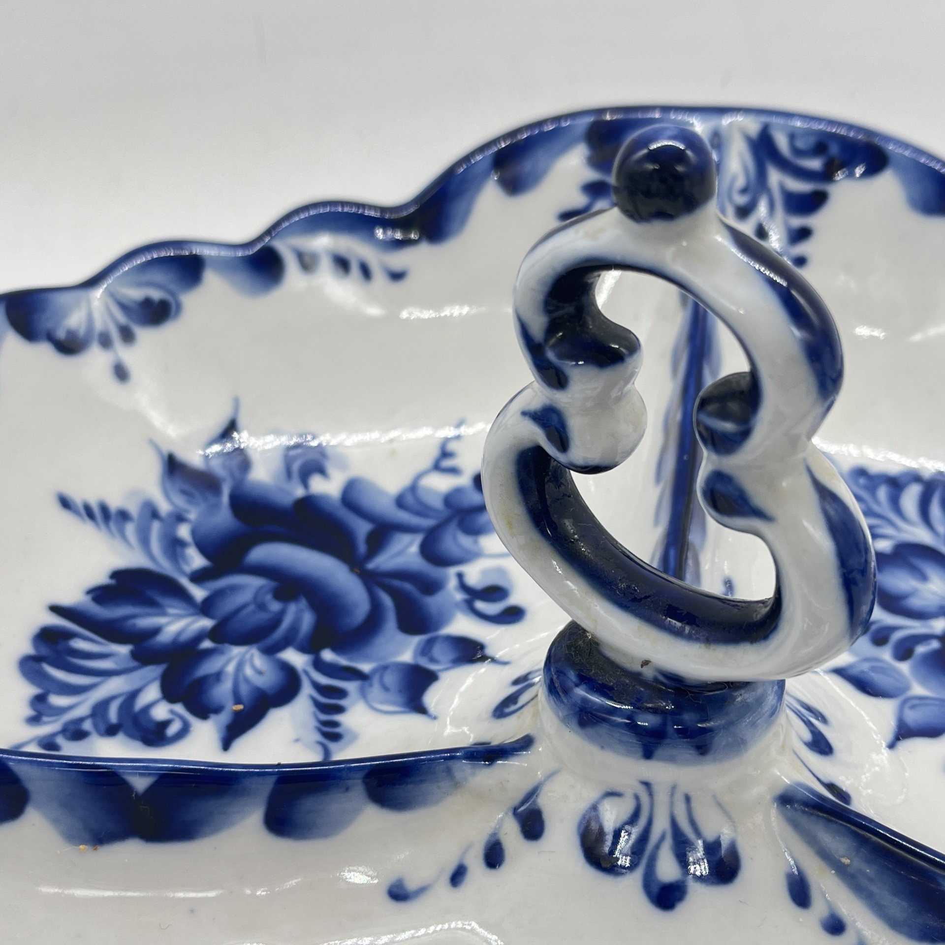 Менажница с расписным цветочным декором, Гжель, авт. Климов, Колочева, фарфор, роспись, Россия, 1990-2010 гг.