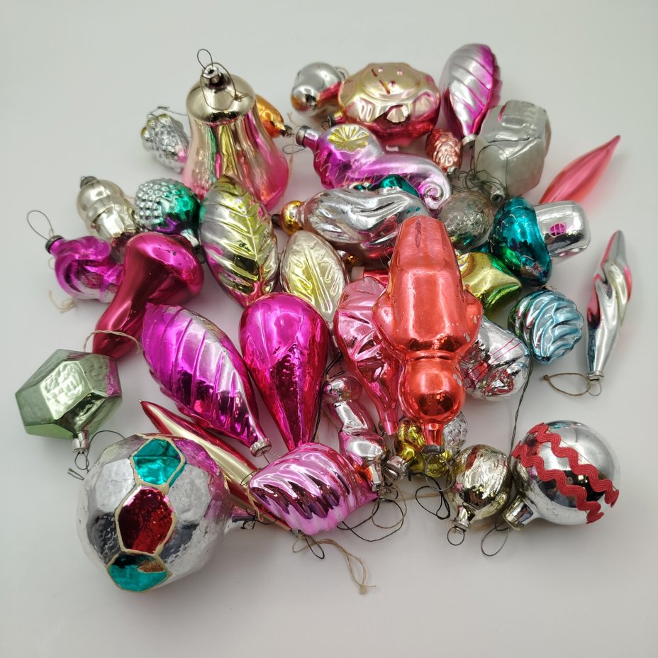 Набор из 35-ти подвесных ёлочных игрушек различных форм и расцветок