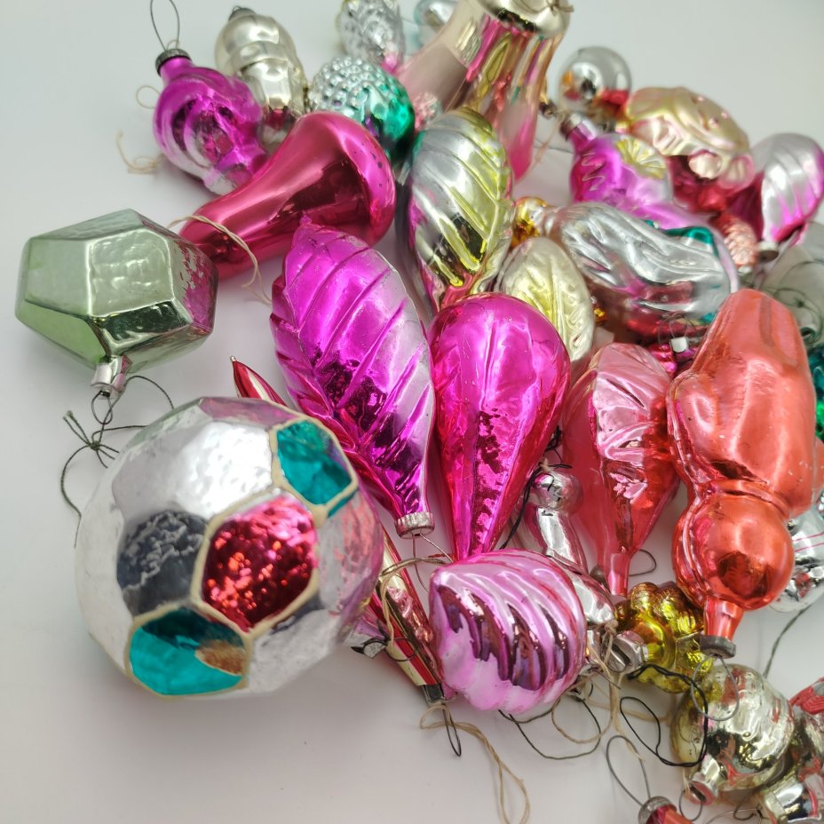 Набор из 35-ти подвесных ёлочных игрушек различных форм и расцветок