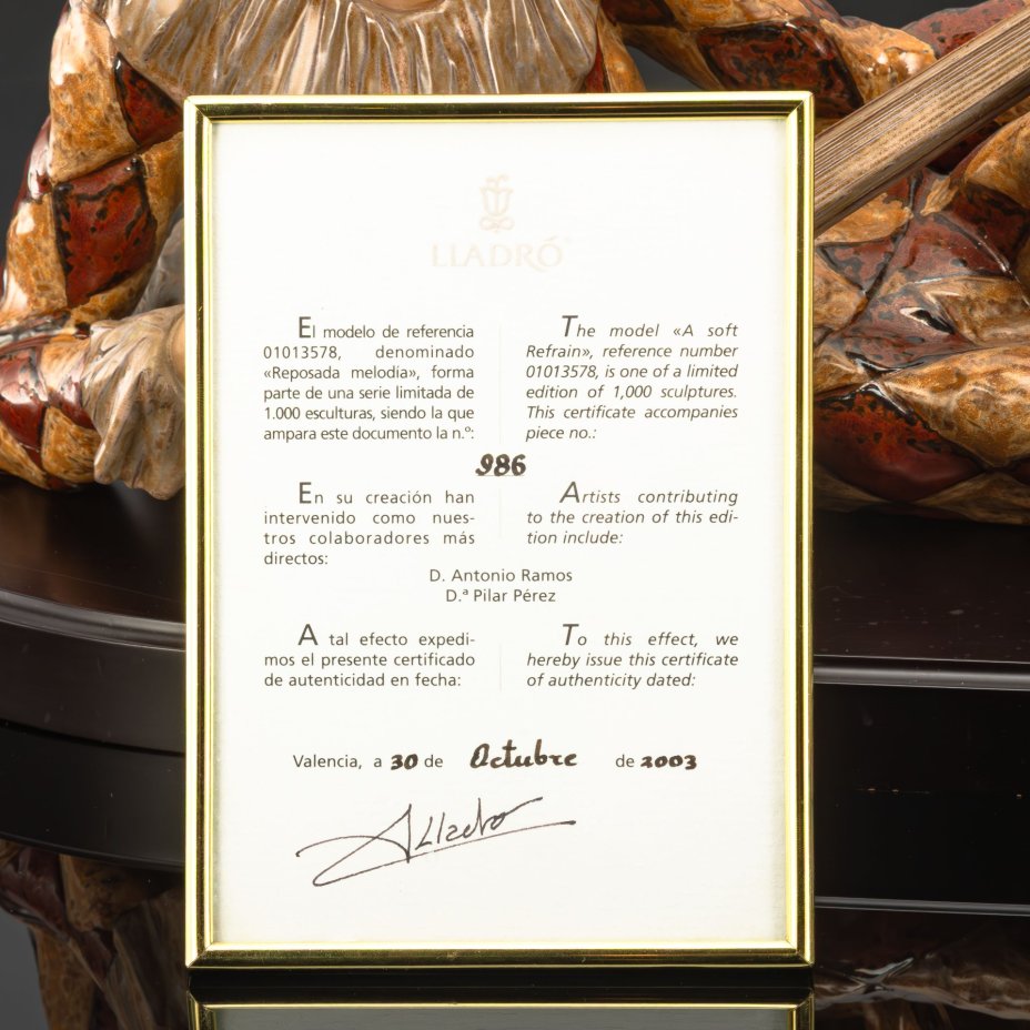 Скульптура "A soft Refrain" [с сертификатом], № модели 986, авторы D. Antonio Ramos, D. Pilar Perez (Д. Антонио Рамос, Д. Пилар Перес), фарфор, роспись, Lladro, Испания, 2003 г.