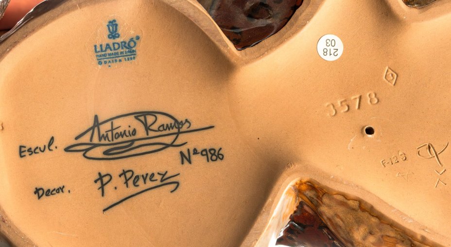 Скульптура "A soft Refrain" [с сертификатом], № модели 986, авторы D. Antonio Ramos, D. Pilar Perez (Д. Антонио Рамос, Д. Пилар Перес), фарфор, роспись, Lladro, Испания, 2003 г.