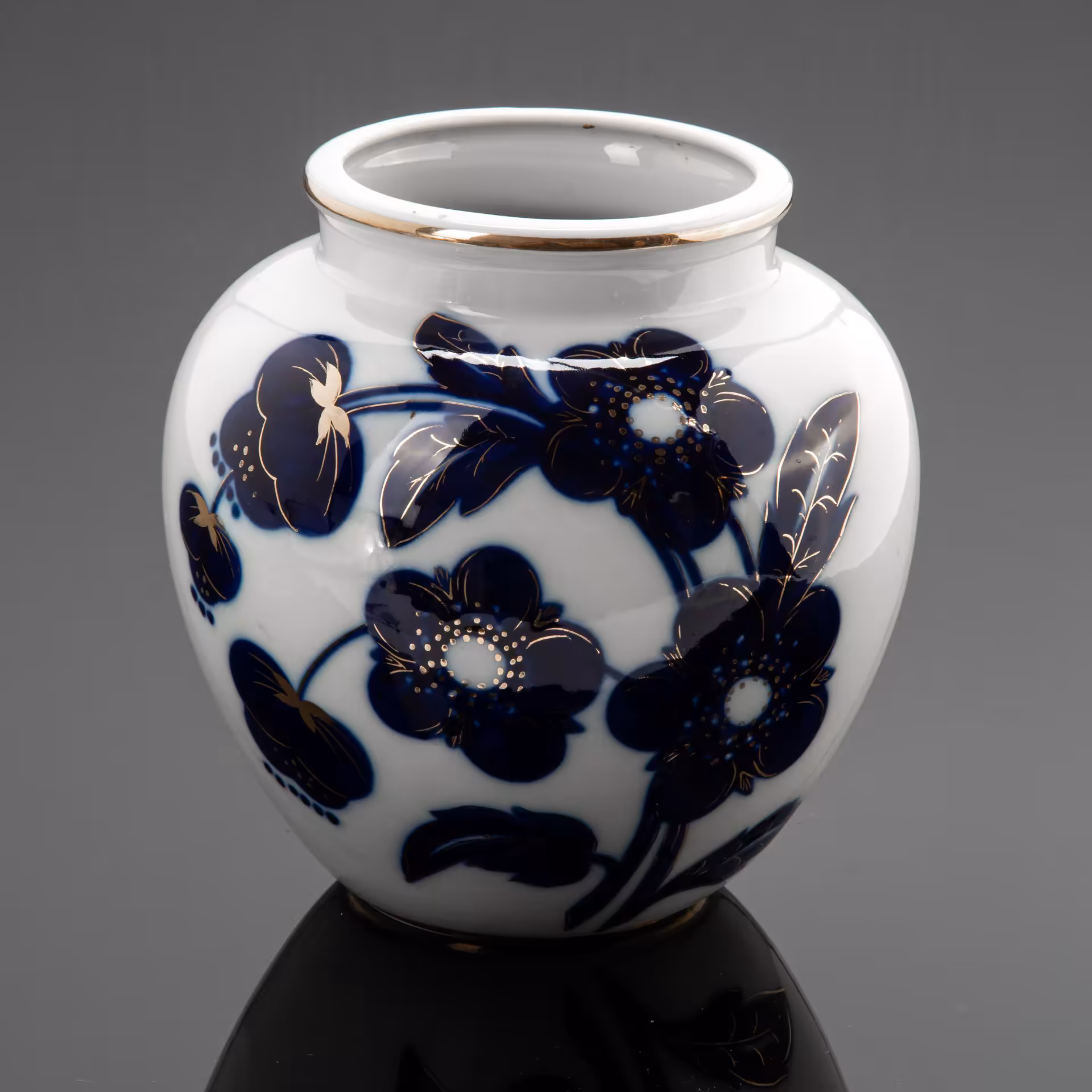 Ваза "Синие цветы", автор формы - Яковлева С.Е., автор рисунка - Яцкевич А.А., Ленинградский фарфоровый завод (ЛФЗ)