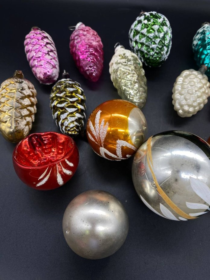 Набор подвесных ёлочных игрушек различных форм и расцветок (14 штук в подборе)