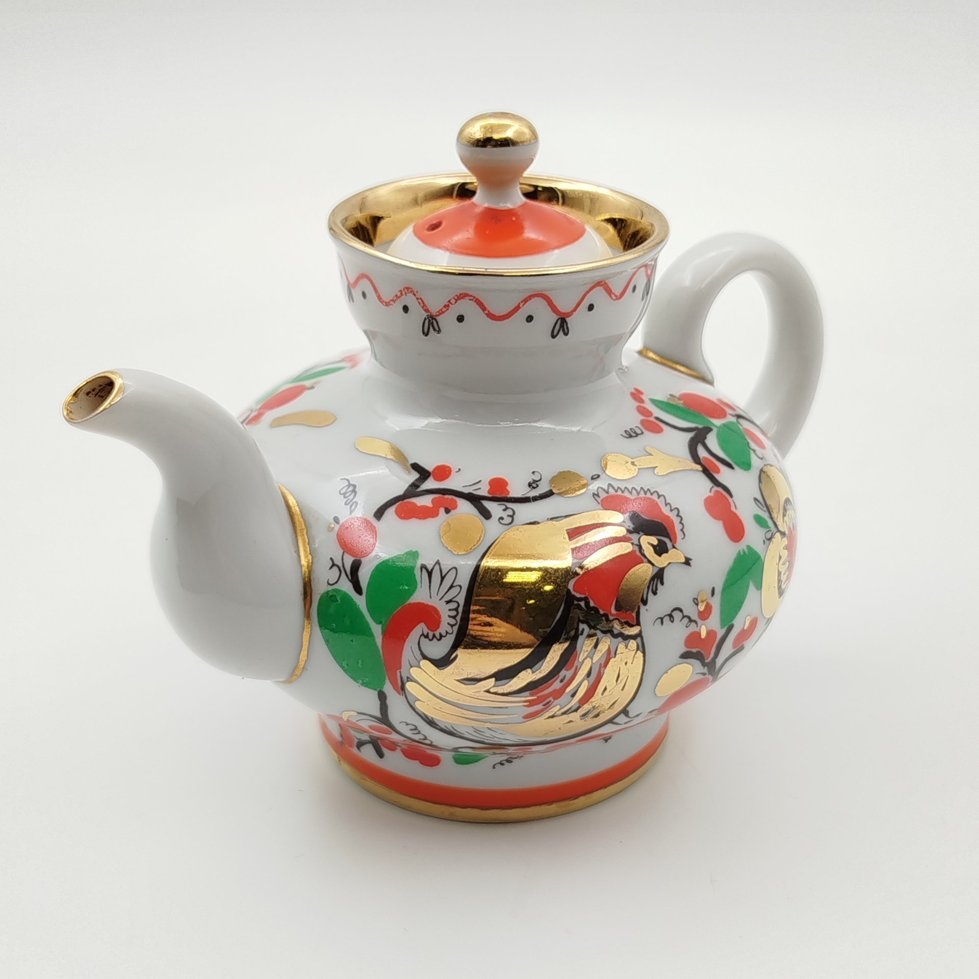 Чайник заварочный "Петушки", автор формы "Малыш" Яковлева С.Е., автор рисунка Григорьева Л.И., фарфор, деколь, золочение, Ленинградский фарфоровый завод (ЛФЗ), СССР, 1970-1992 гг.