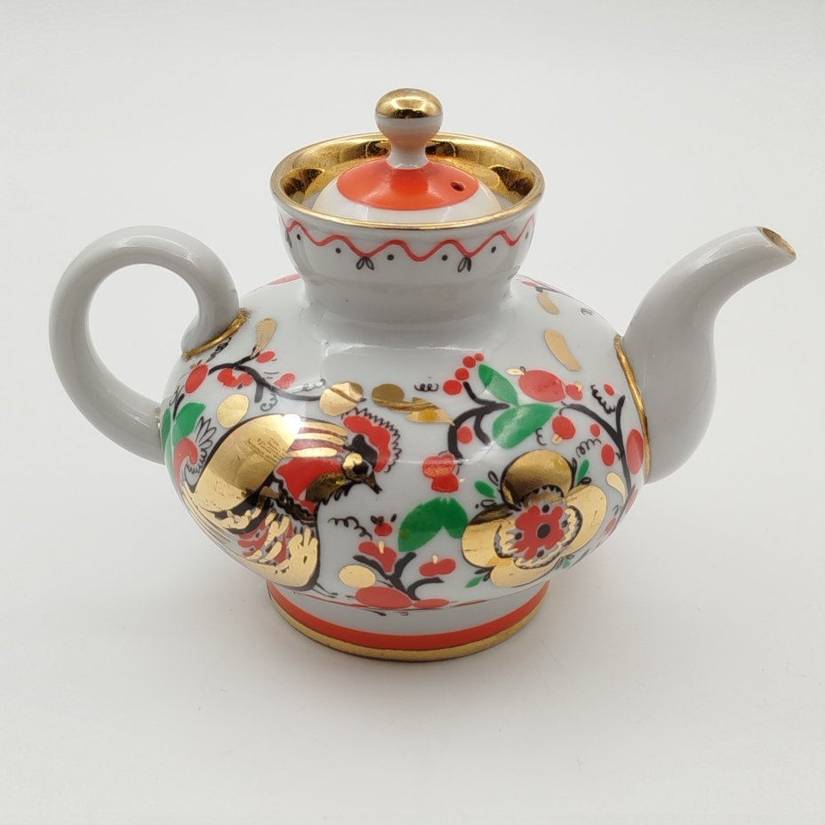 Чайник заварочный "Петушки", автор формы "Малыш" Яковлева С.Е., автор рисунка Григорьева Л.И., фарфор, деколь, золочение, Ленинградский фарфоровый завод (ЛФЗ), СССР, 1970-1992 гг.