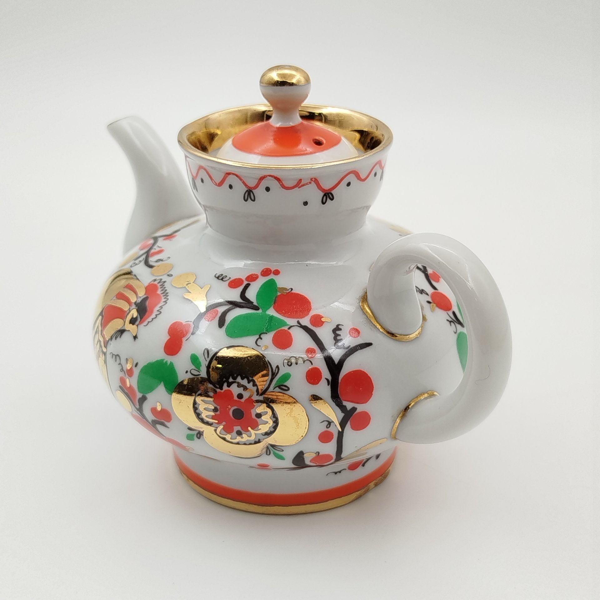 Чайник заварочный "Петушки", автор формы "Малыш" Яковлева С.Е., автор рисунка Григорьева Л.И., фарфор, деколь, золочение, Ленинградский фарфоровый завод (ЛФЗ), СССР, 1970-1992 гг.