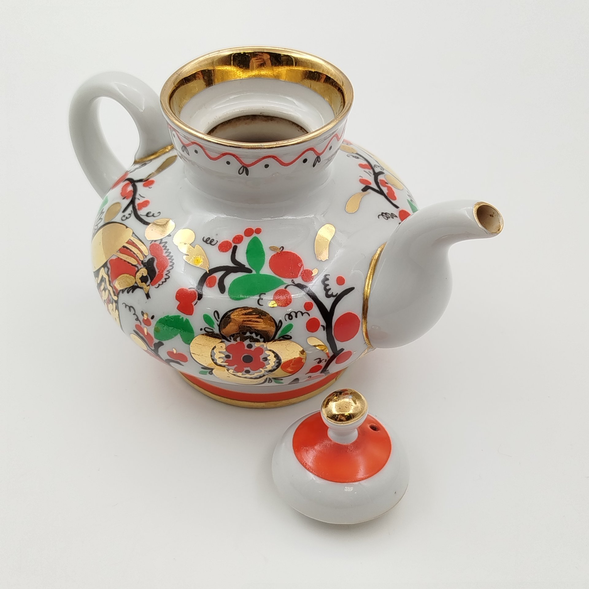 Чайник заварочный "Петушки", автор формы "Малыш" Яковлева С.Е., автор рисунка Григорьева Л.И., фарфор, деколь, золочение, Ленинградский фарфоровый завод (ЛФЗ), СССР, 1970-1992 гг.