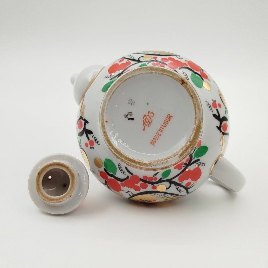 Чайник заварочный "Петушки", автор формы "Малыш" Яковлева С.Е., автор рисунка Григорьева Л.И., фарфор, деколь, золочение, Ленинградский фарфоровый завод (ЛФЗ), СССР, 1970-1992 гг.