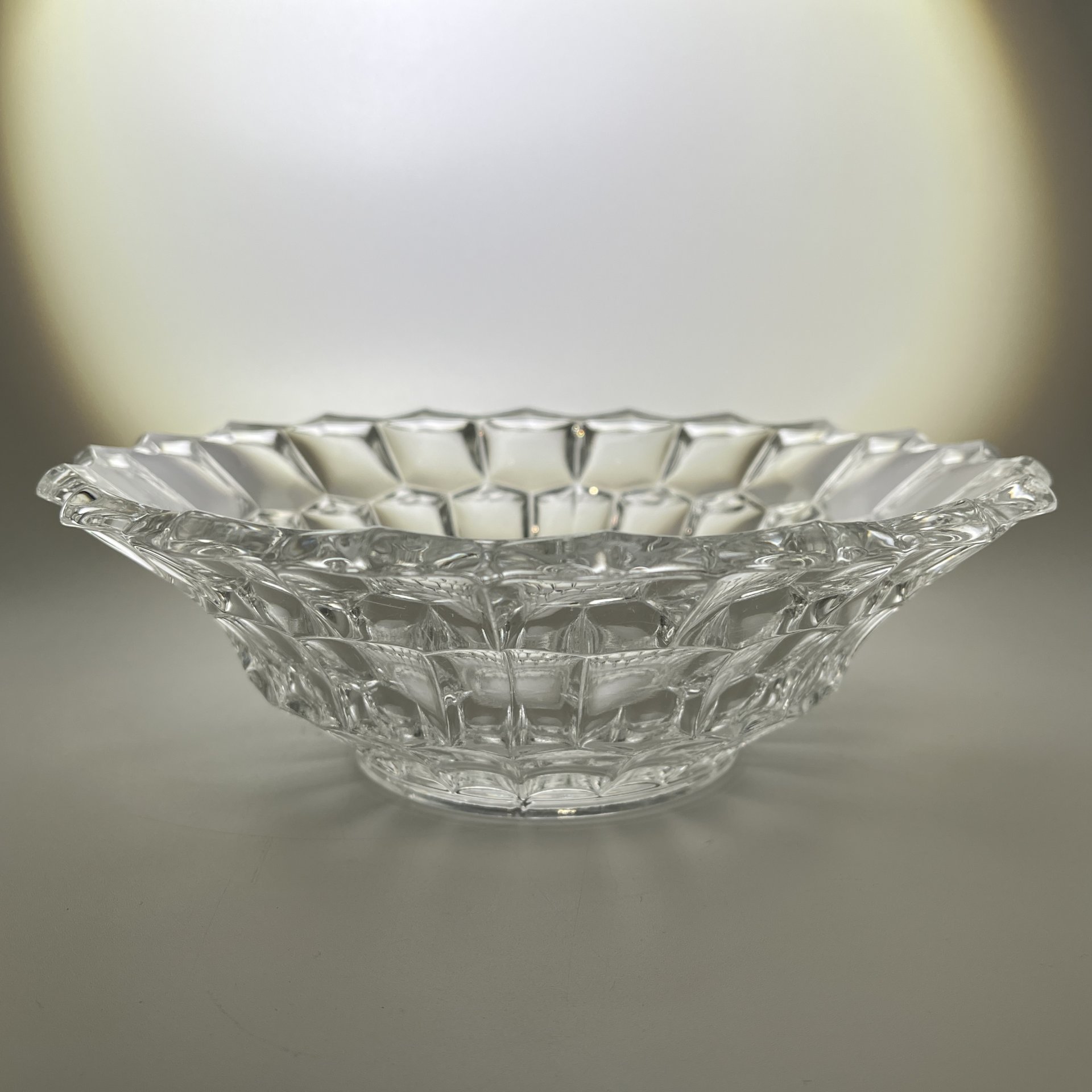 Фруктовница (салатник) с рельефным декором в виде сот и волнистым бортом, стекло, СССР, 1970-1990 гг.
