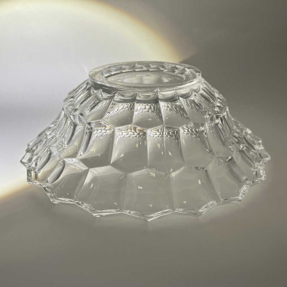 Фруктовница (салатник) с рельефным декором в виде сот и волнистым бортом