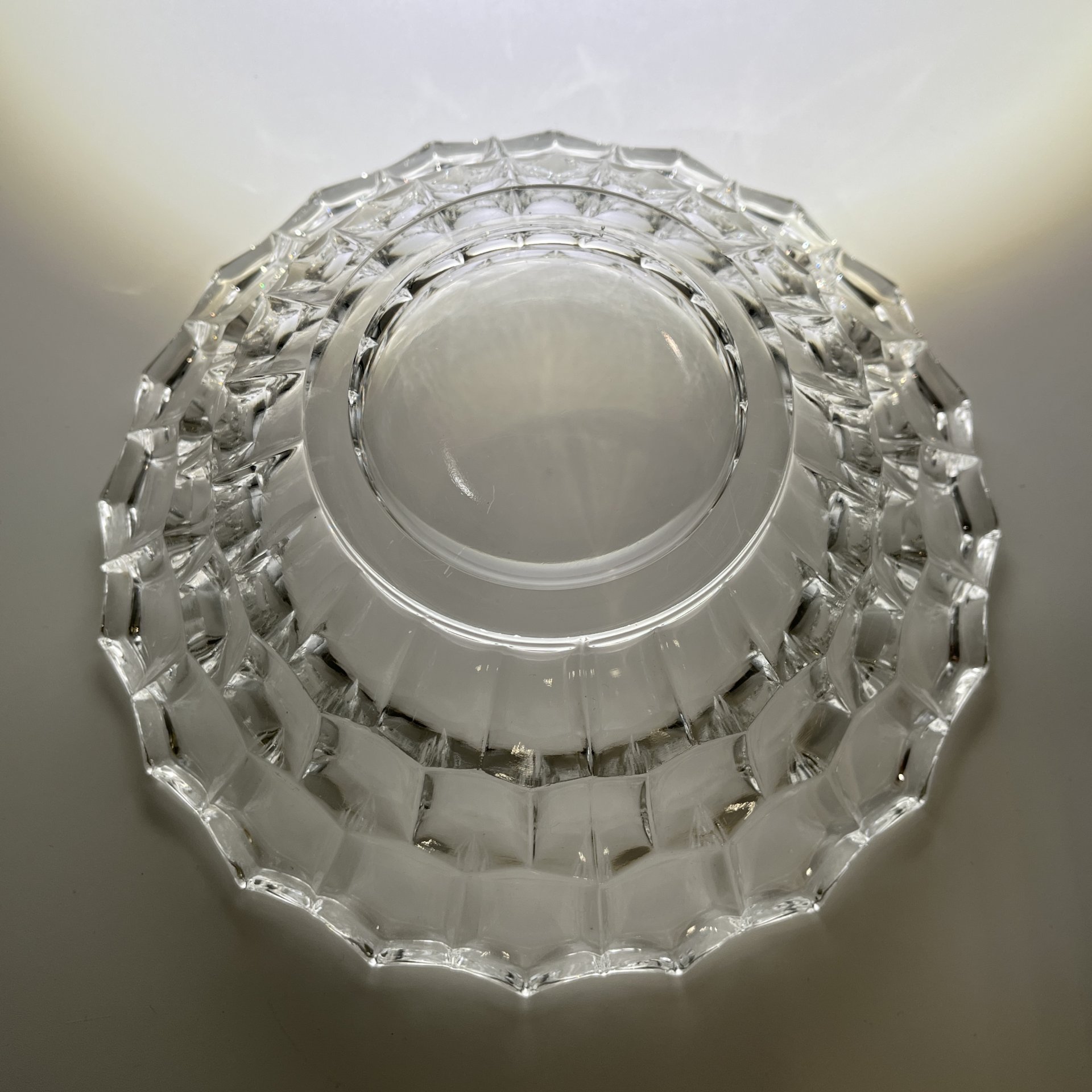 Фруктовница (салатник) с рельефным декором в виде сот и волнистым бортом, стекло, СССР, 1970-1990 гг.