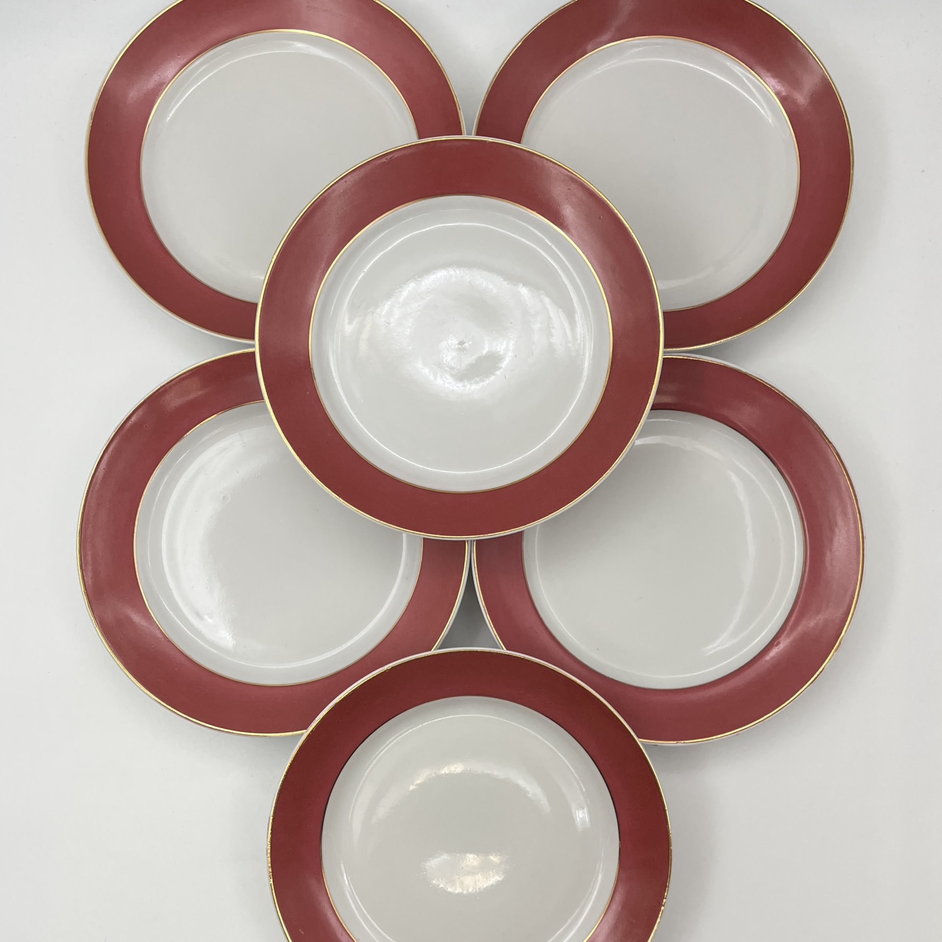 Набор десертных тарелок малинового оттенка на 6 персон