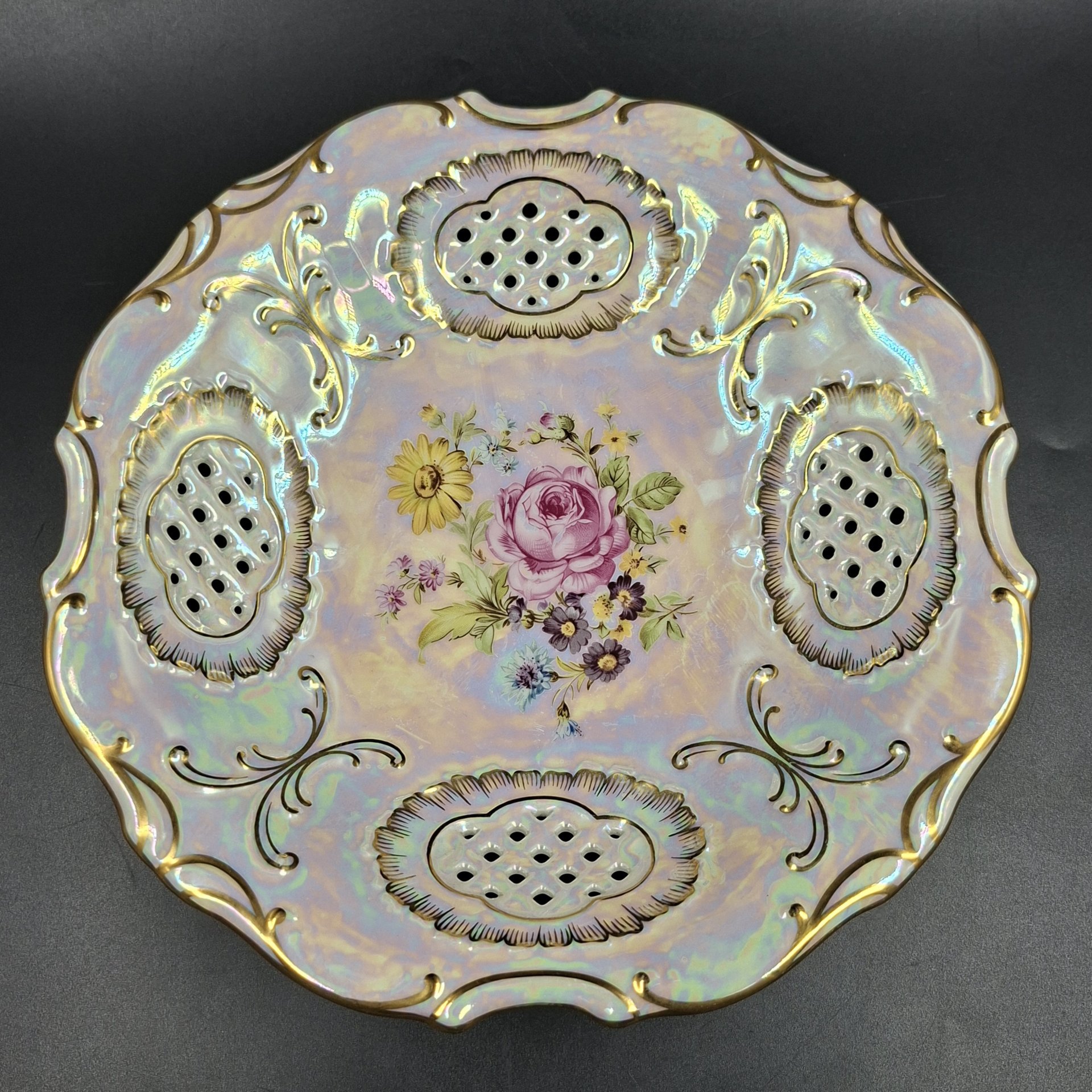 Блюдо с прорезным декором и изображением цветочной композиции, фарфор, деколь, люстр, золочение, Pirken Hammer, Чехия, 1992-2020 гг.