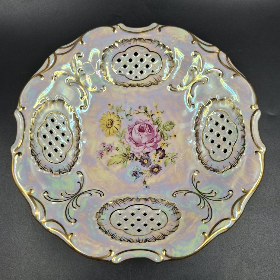 Блюдо с прорезным декором и изображением цветочной композиции, фарфор, деколь, люстр, золочение, Pirken Hammer, Чехия, 1992-2020 гг.