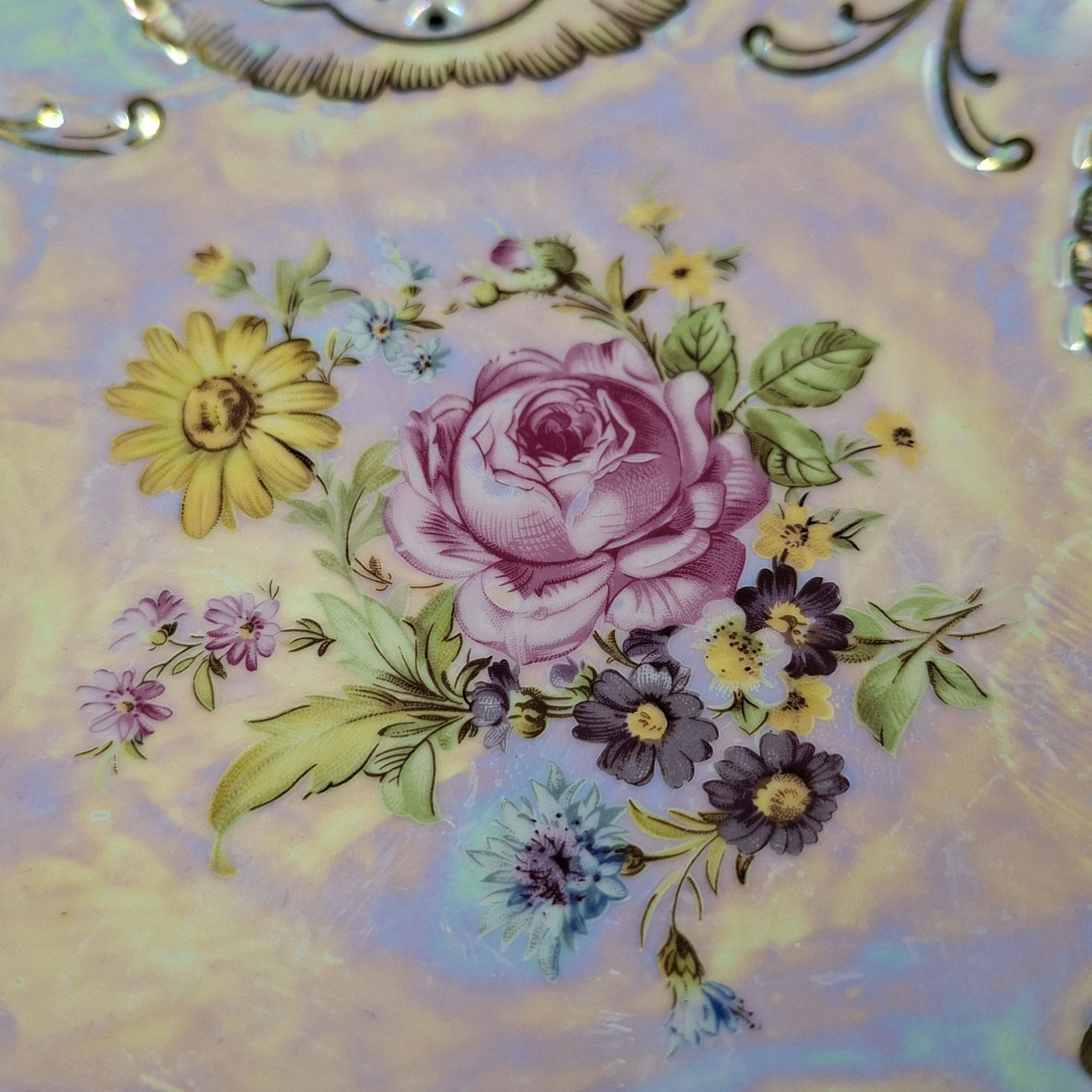 Блюдо с прорезным декором и изображением цветочной композиции, фарфор, деколь, люстр, золочение, Pirken Hammer, Чехия, 1992-2020 гг.