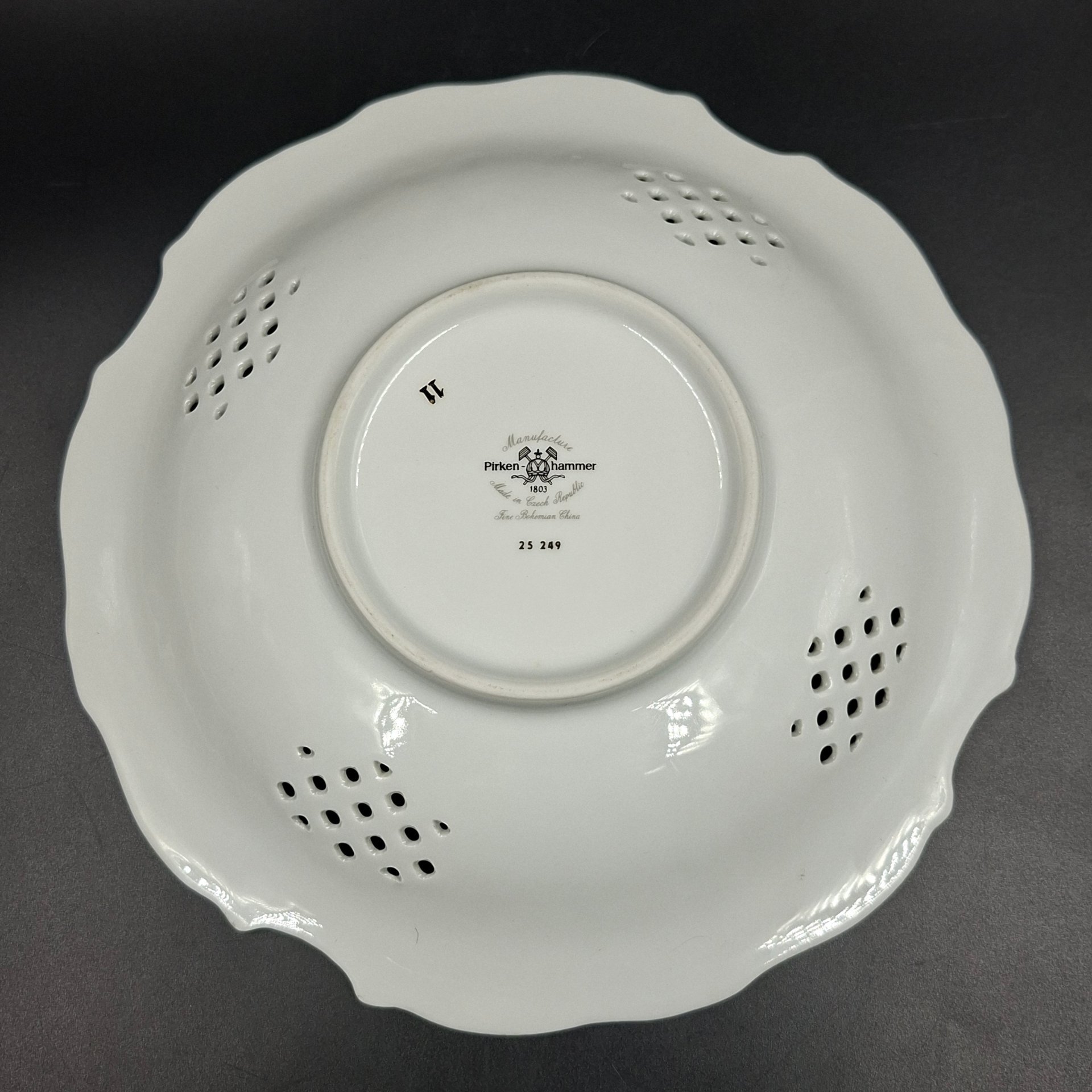 Блюдо с прорезным декором и изображением цветочной композиции, фарфор, деколь, люстр, золочение, Pirken Hammer, Чехия, 1992-2020 гг.