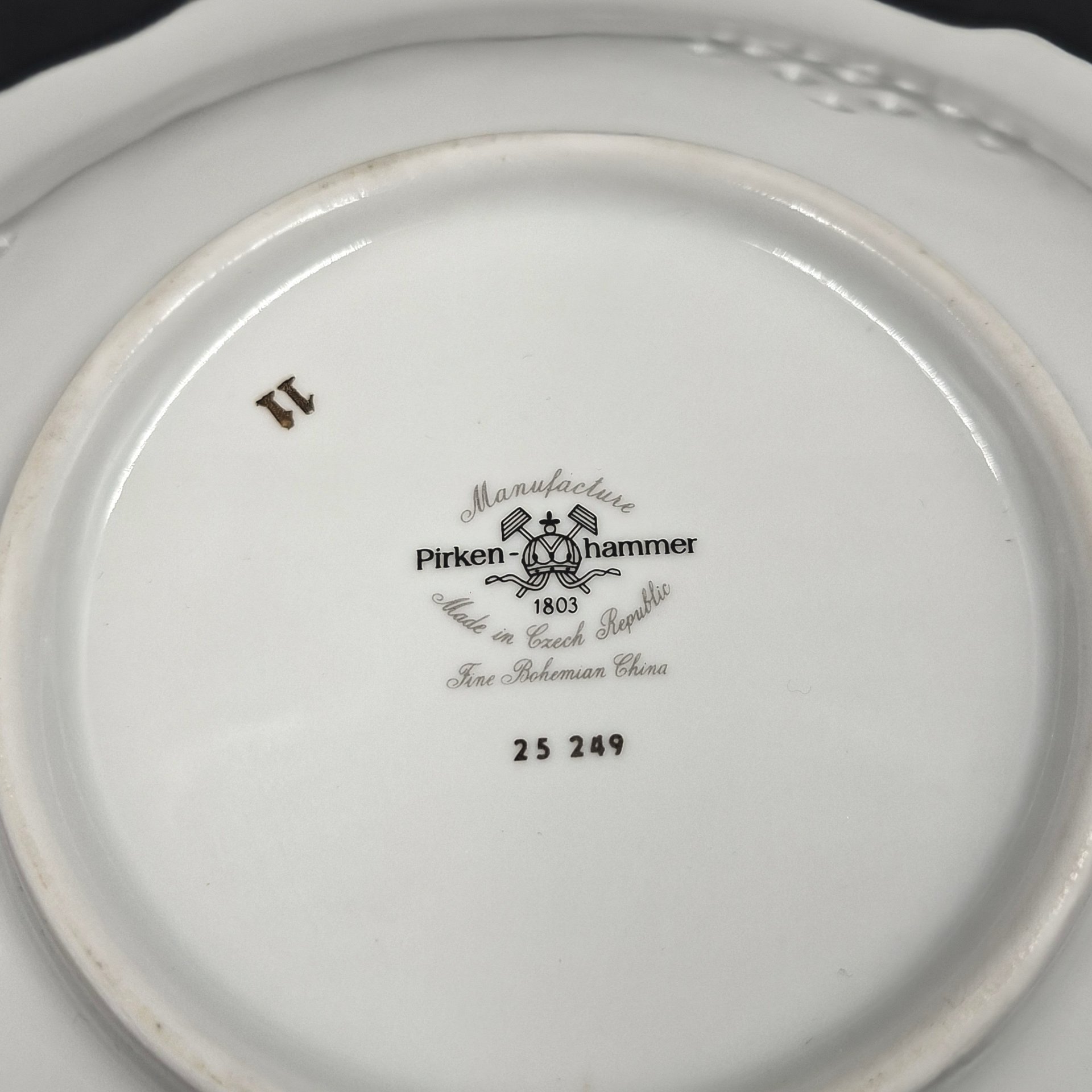 Блюдо с прорезным декором и изображением цветочной композиции, фарфор, деколь, люстр, золочение, Pirken Hammer, Чехия, 1992-2020 гг.