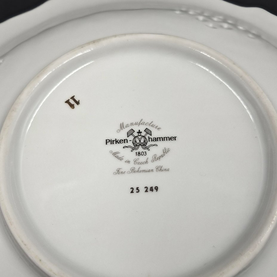 Блюдо с прорезным декором и изображением цветочной композиции, фарфор, деколь, люстр, золочение, Pirken Hammer, Чехия, 1992-2020 гг.