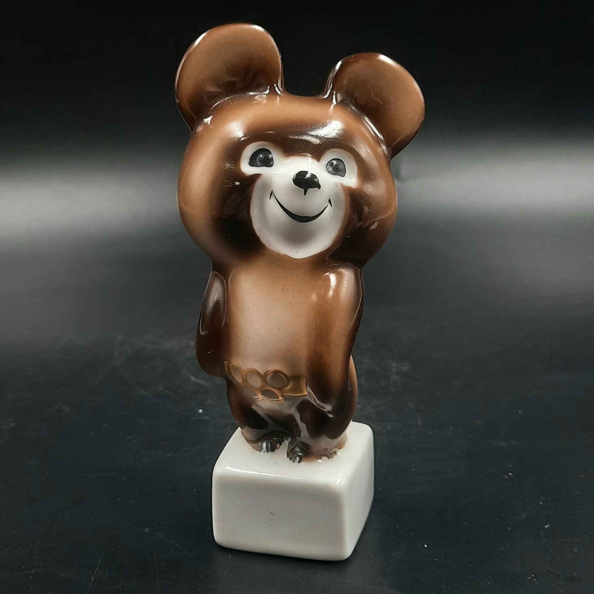 Статуэтка "Олимпийский мишка", фарфор, аэрография, роспись, золочение, Дмитровский фарфоровый завод (ДФЗ Вербилки), СССР, 1980 г.