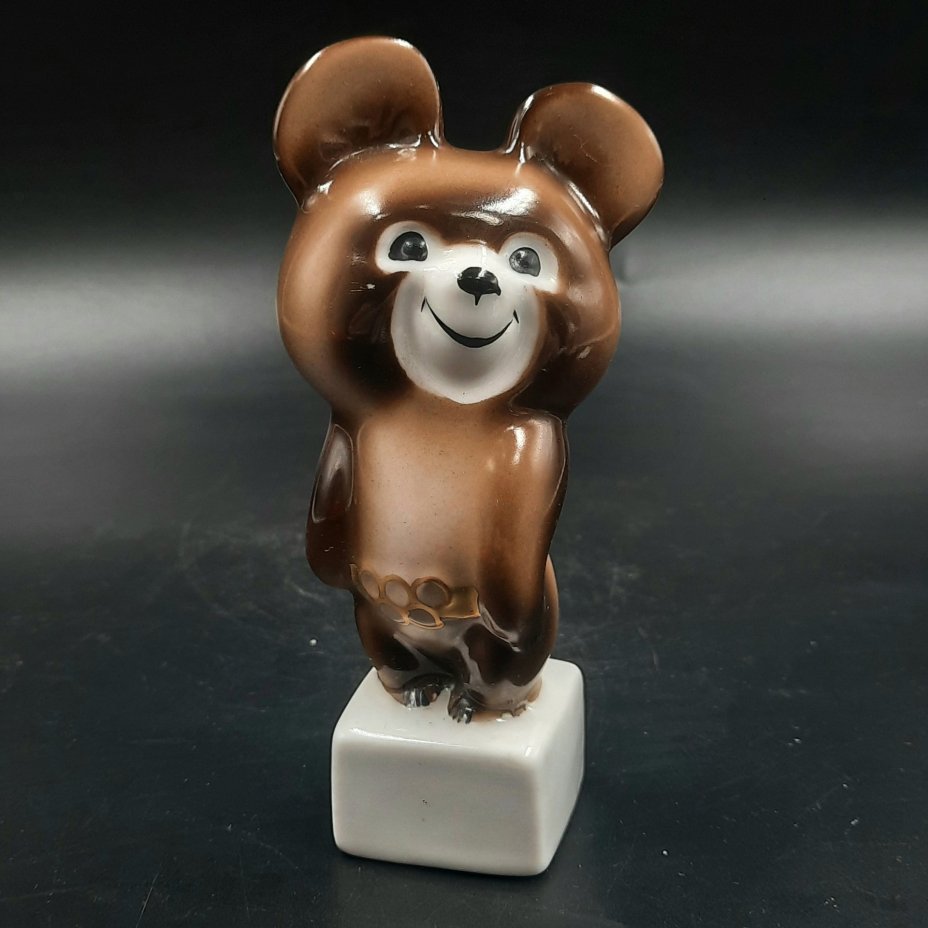 Статуэтка "Олимпийский мишка", фарфор, аэрография, роспись, золочение, Дмитровский фарфоровый завод (ДФЗ Вербилки), СССР, 1980 г.