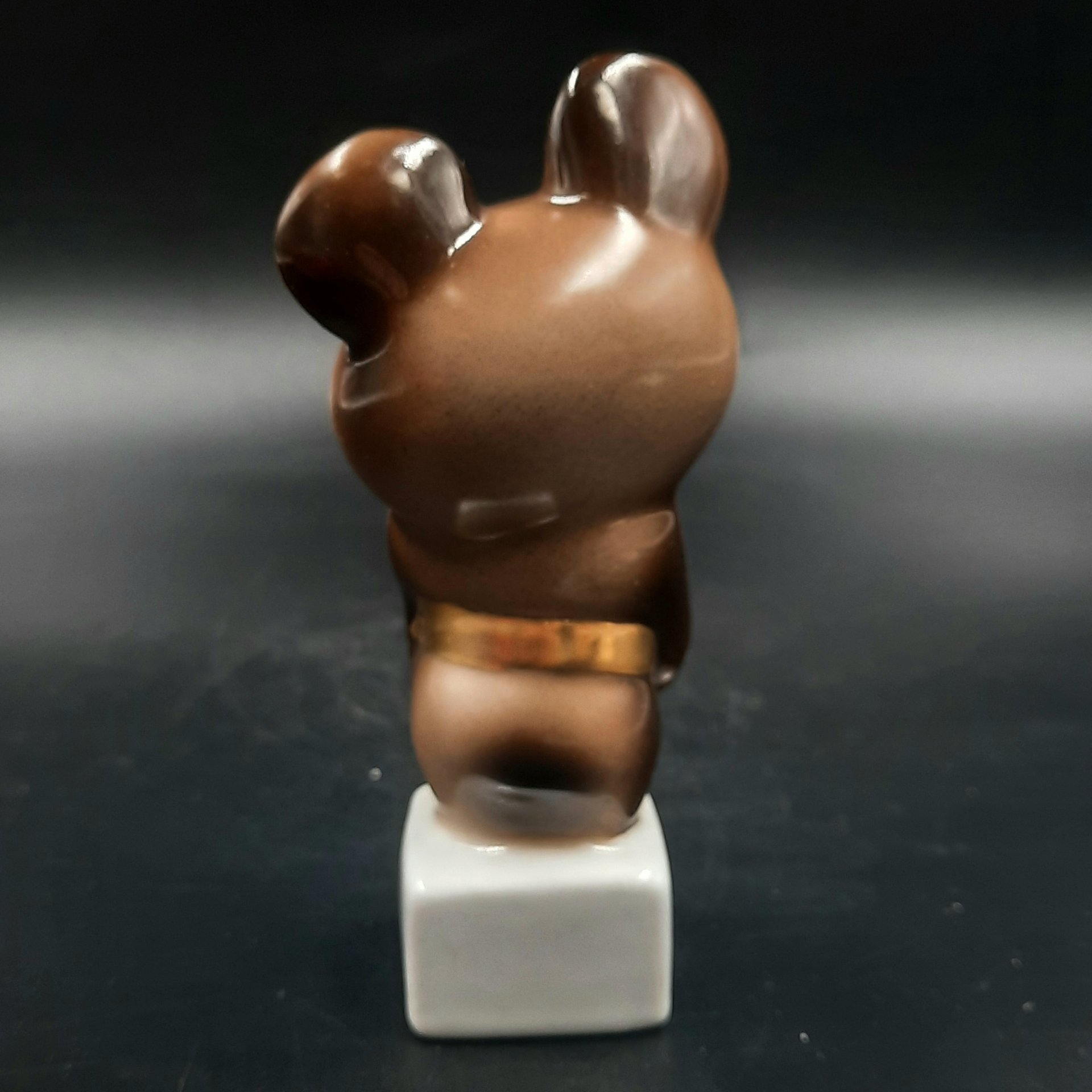 Статуэтка "Олимпийский мишка", фарфор, аэрография, роспись, золочение, Дмитровский фарфоровый завод (ДФЗ Вербилки), СССР, 1980 г.