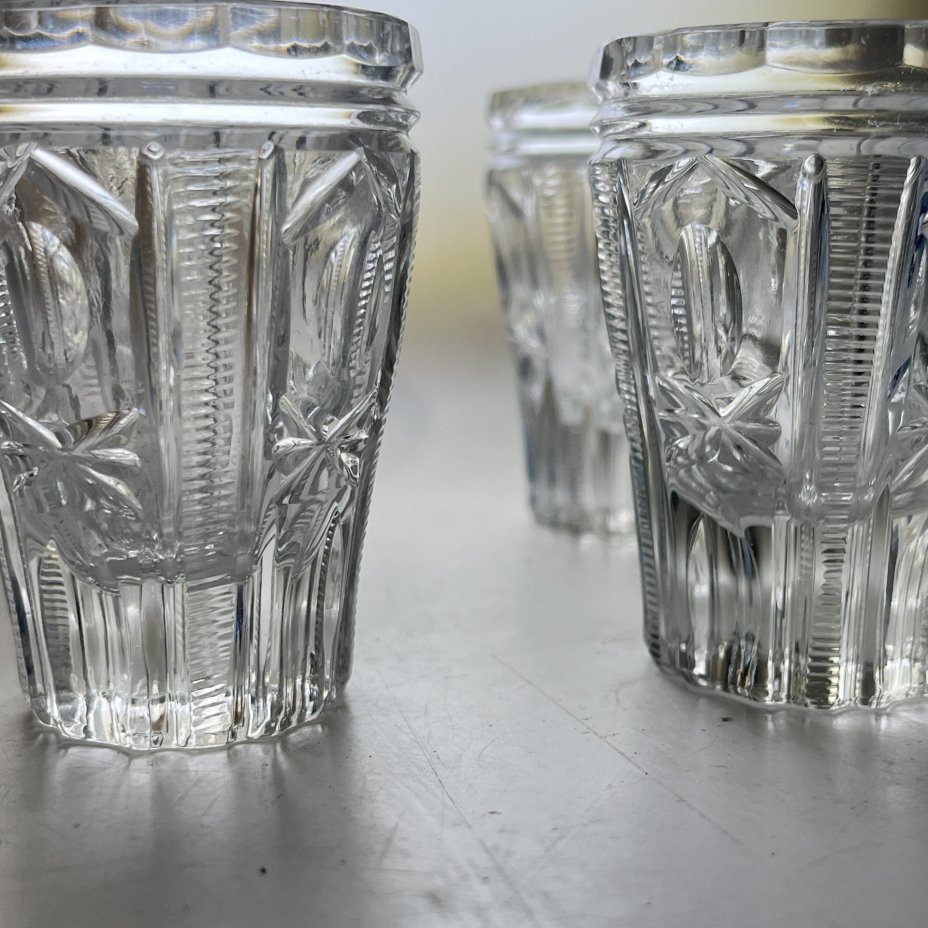 Набор из 4 стопок с геометрическим декором