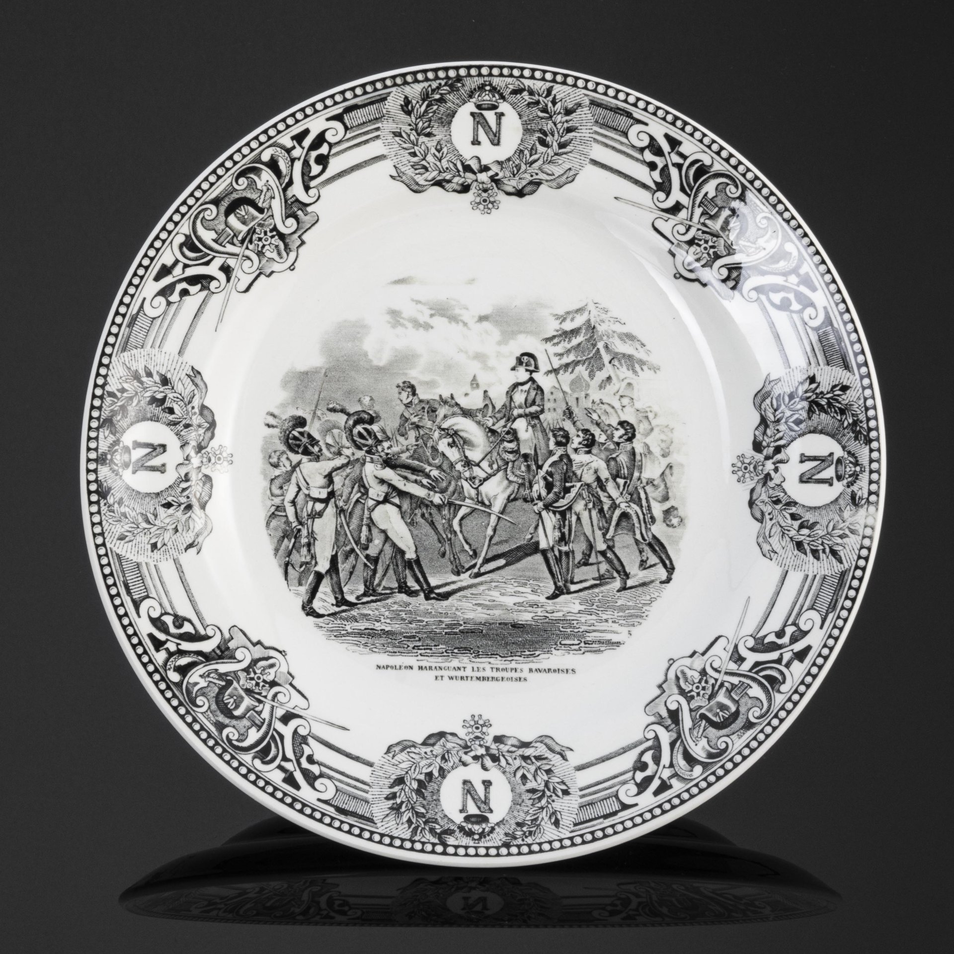 Тарелка коллекционная с изображением картины "Napoléon haranguant les troupes bavaroises et wurtembergeoises" (Тарелка «Наполеон приветствует войска Баварии и Вюртемберга), мануфактура Boch la Louviere