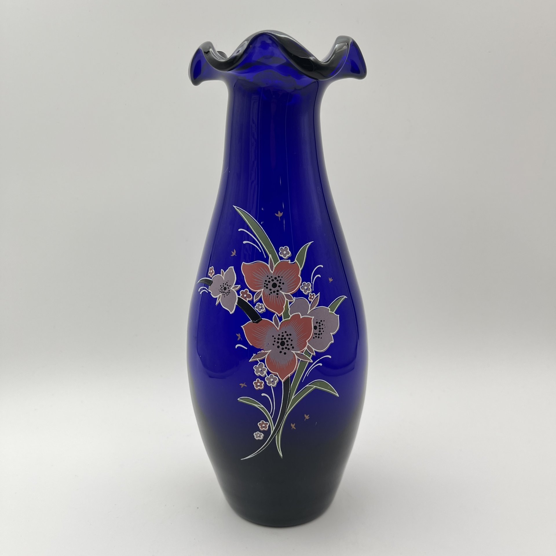 Ваза с фестончатым краем и цветочным декором на тулове, цветное стекло, СССР, 1970-1990 гг.