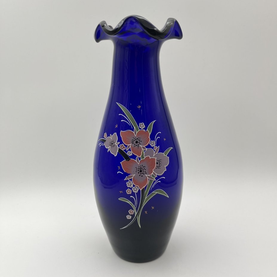 Ваза с фестончатым краем и цветочным декором на тулове, цветное стекло, СССР, 1970-1990 гг.