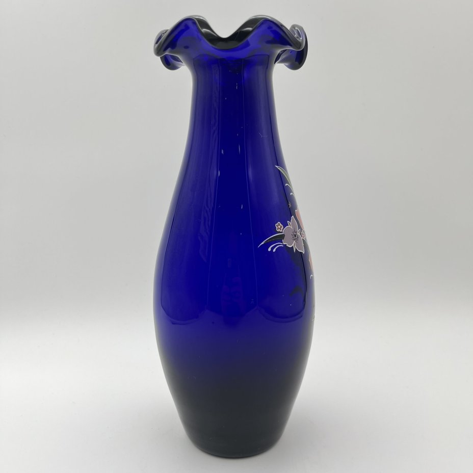 Ваза с фестончатым краем и цветочным декором на тулове