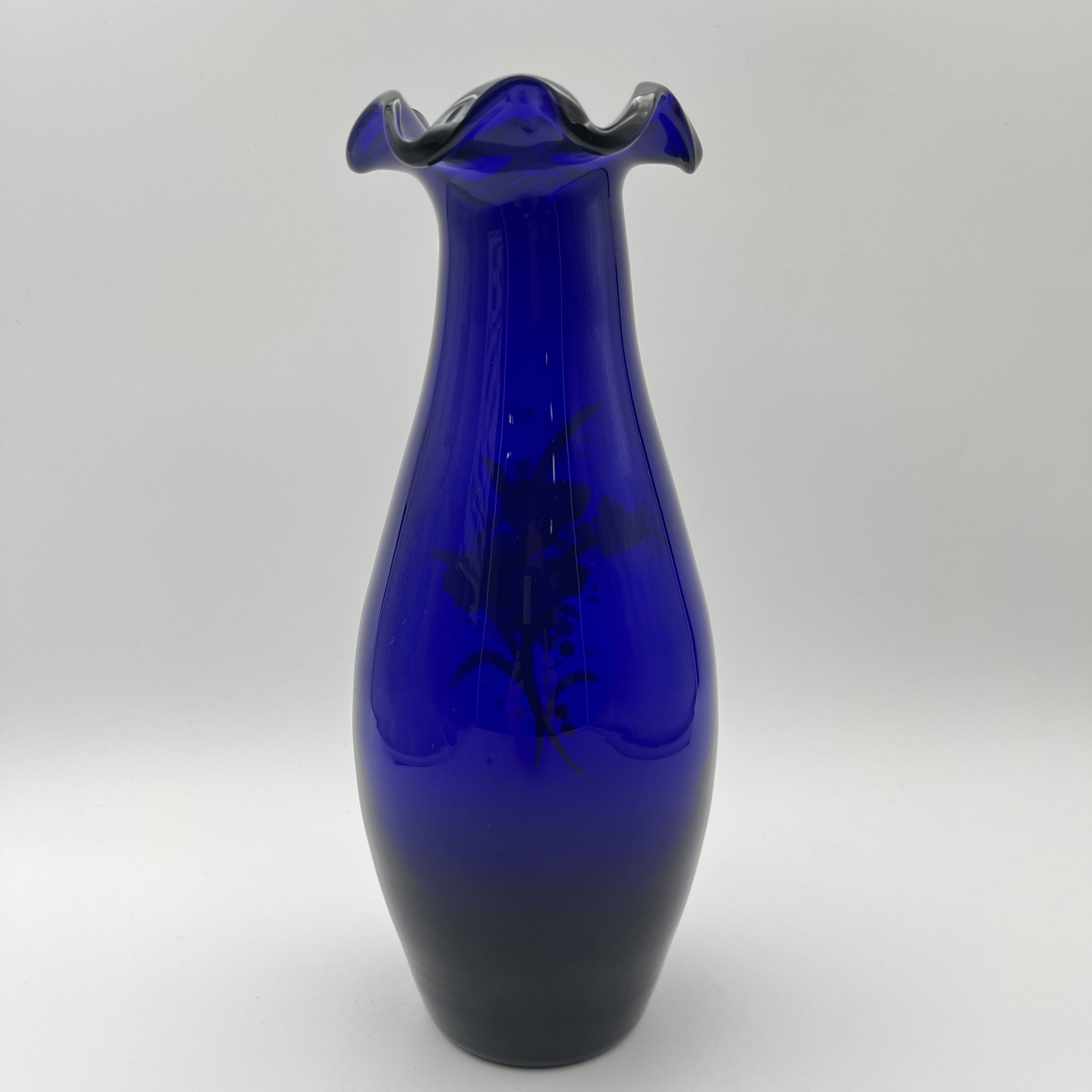 Ваза с фестончатым краем и цветочным декором на тулове, цветное стекло, СССР, 1970-1990 гг.