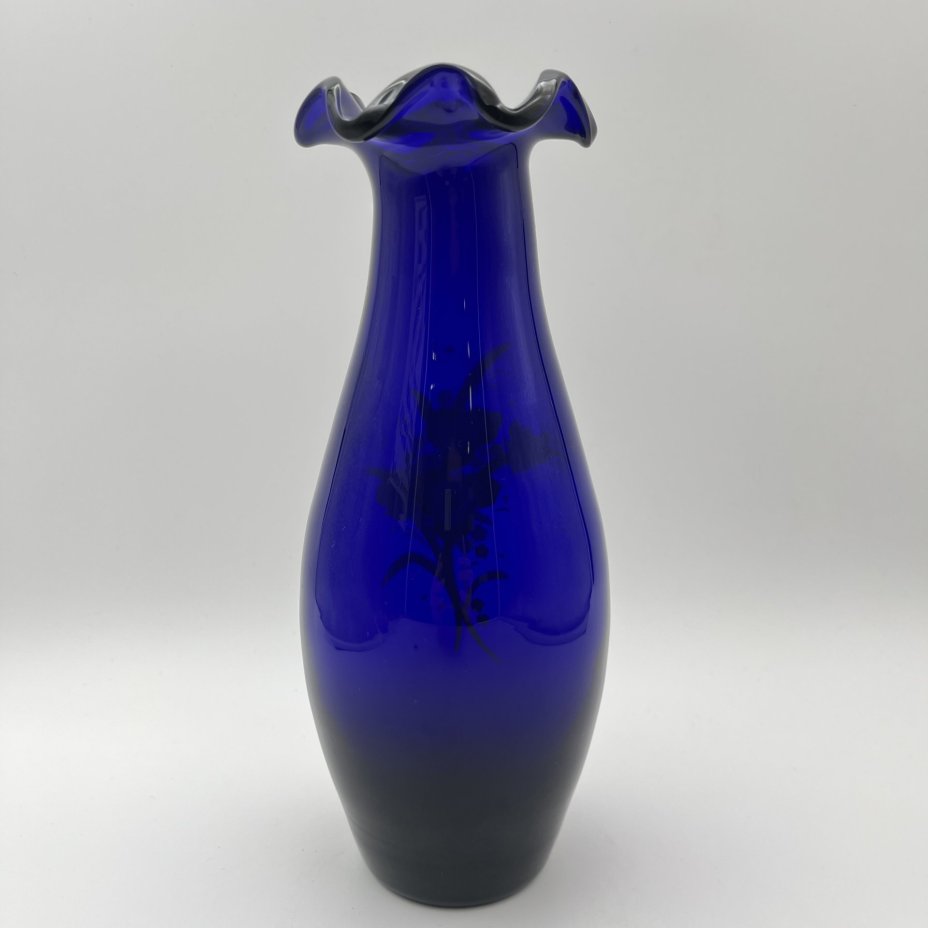 Ваза с фестончатым краем и цветочным декором на тулове