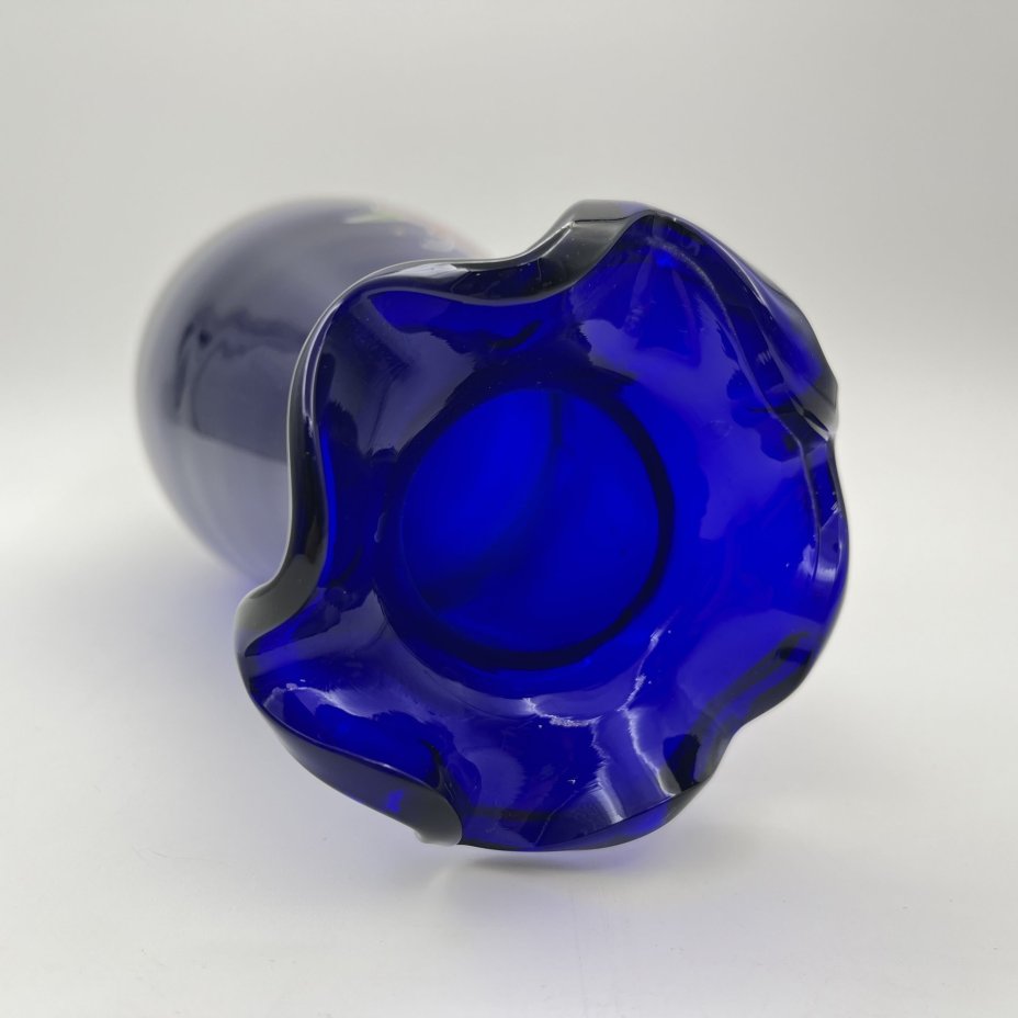 Ваза с фестончатым краем и цветочным декором на тулове