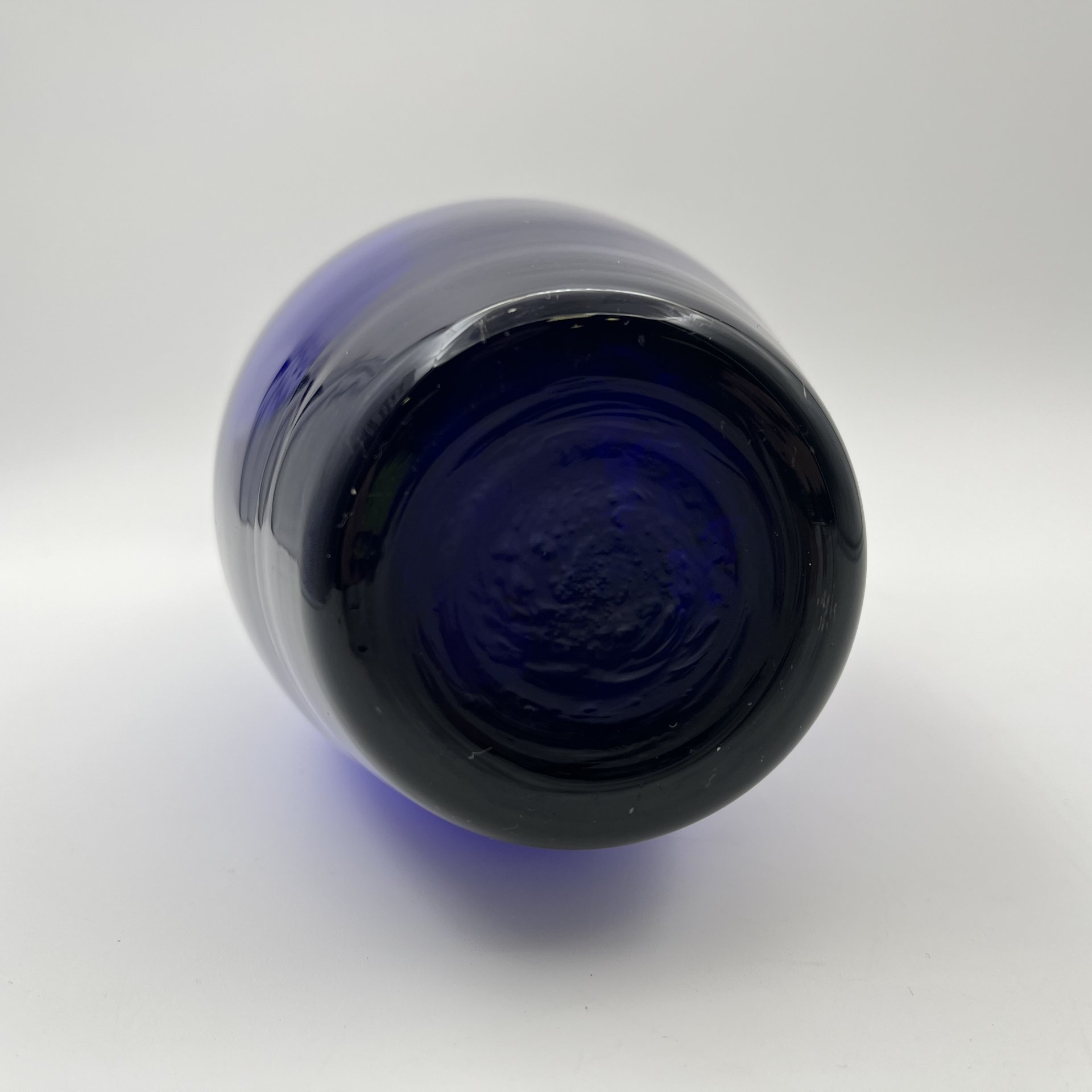 Ваза с фестончатым краем и цветочным декором на тулове, цветное стекло, СССР, 1970-1990 гг.