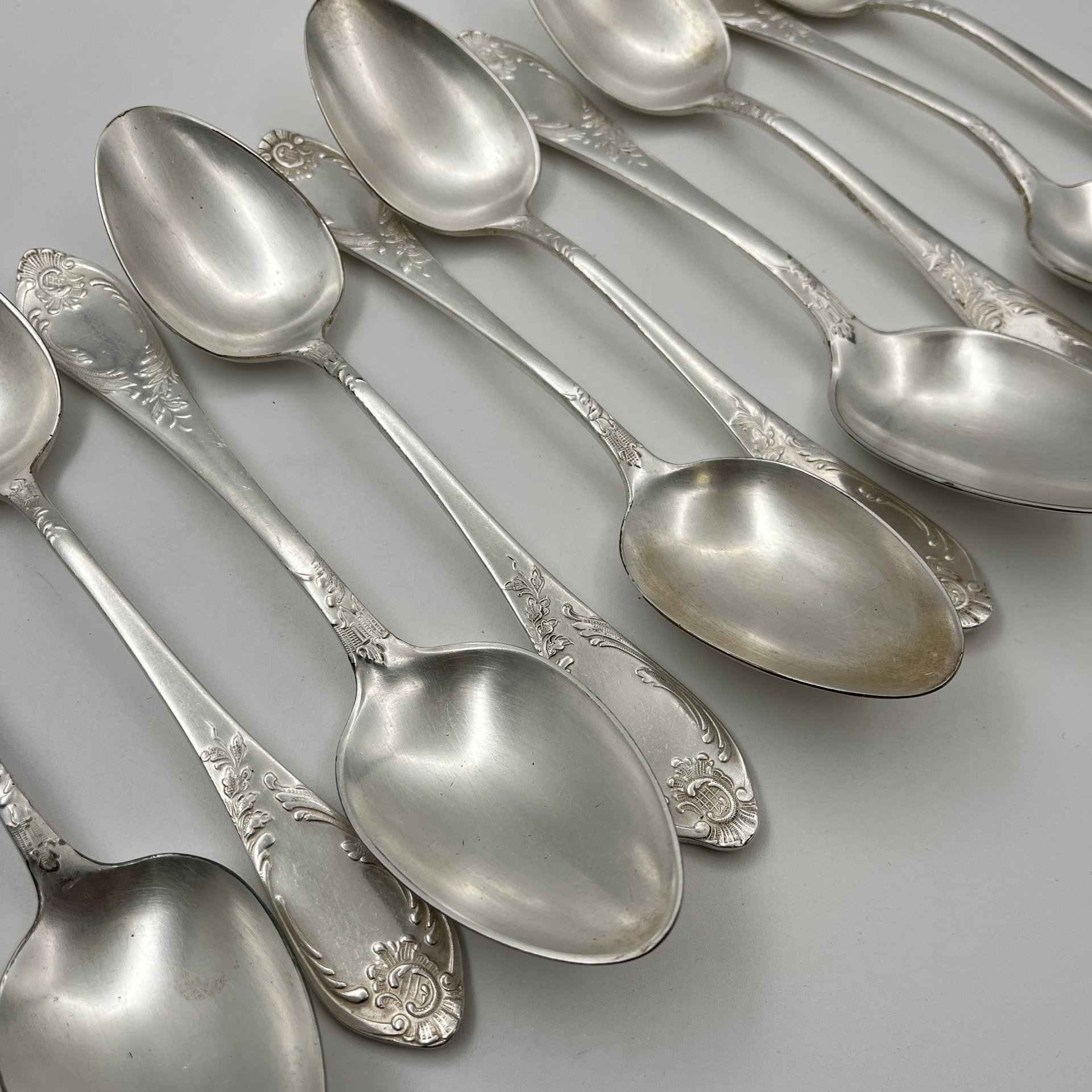 Набор из десяти столовых ложек с растительным декором, мНЦ (медь-никель-цинк), Вольнянский завод столовых приборов им. Шевченко (ЗiШ, ЗиШ), СССР, 1960-1990 гг.