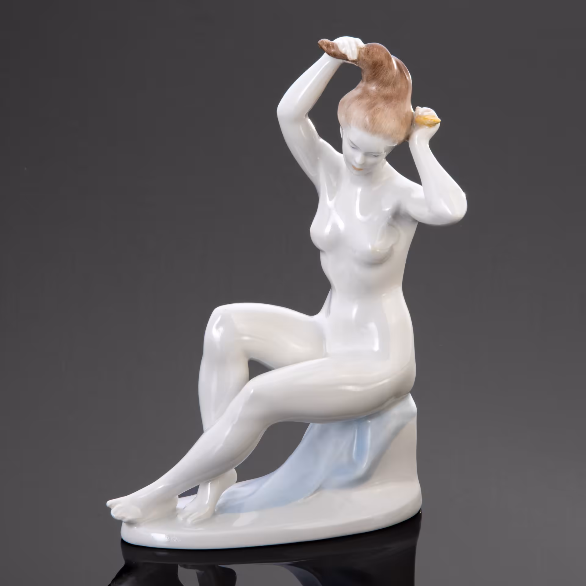 Статуэтка "Девушка с гребнем", Aquincum Porcelain