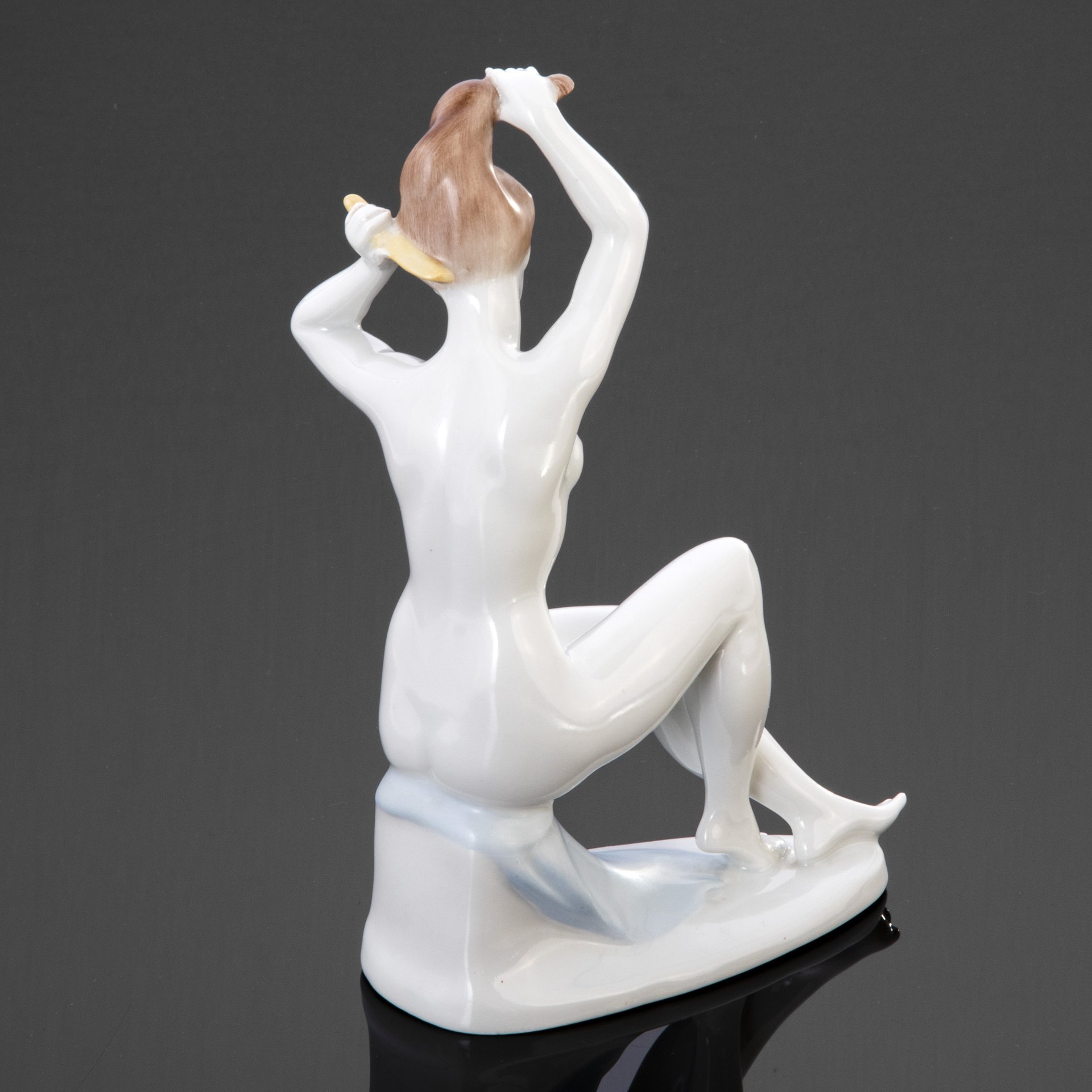 Статуэтка "Девушка с гребнем", Aquincum Porcelain