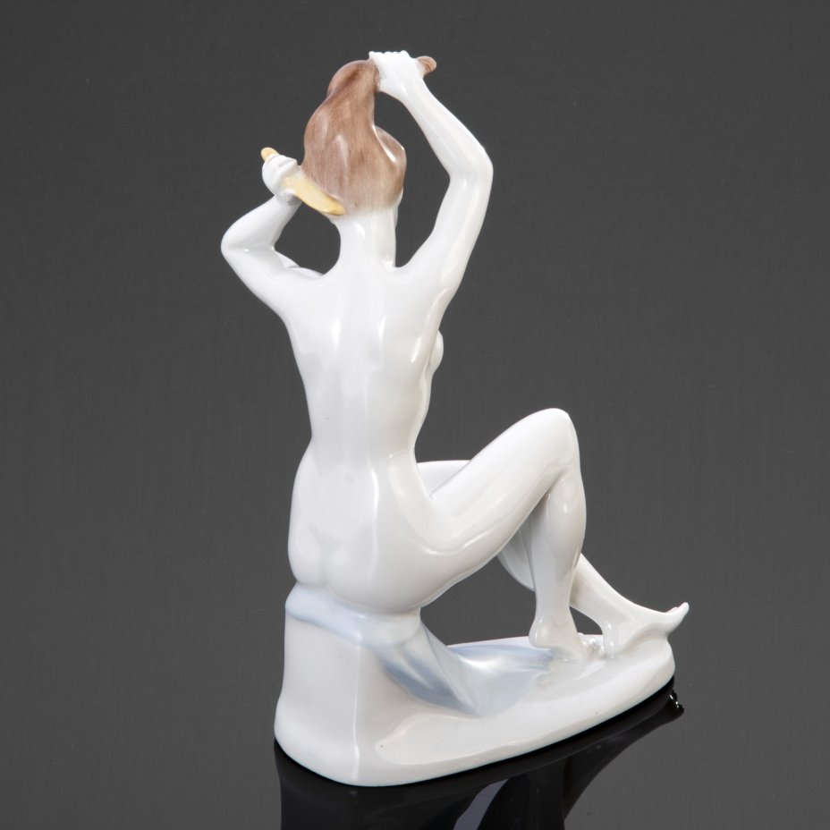 Статуэтка "Девушка с гребнем", Aquincum Porcelain