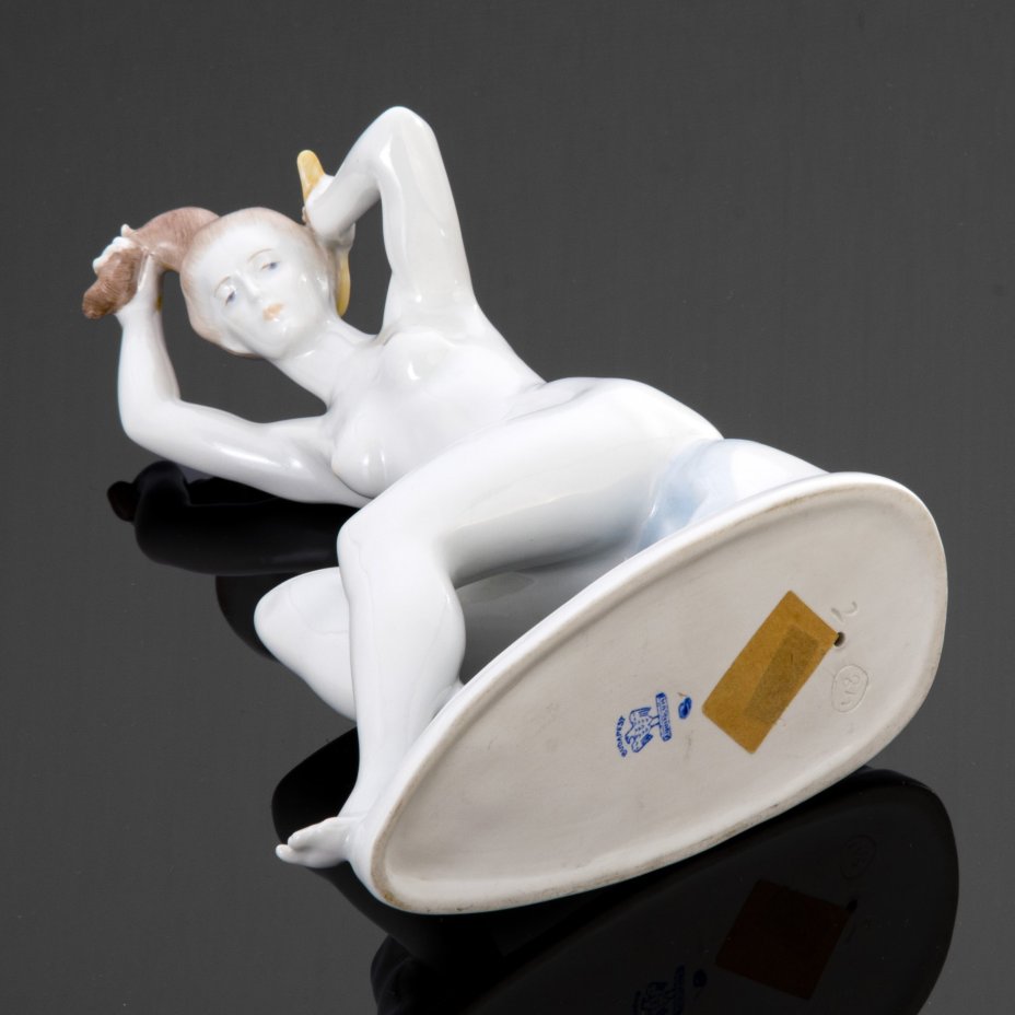 Статуэтка "Девушка с гребнем", Aquincum Porcelain