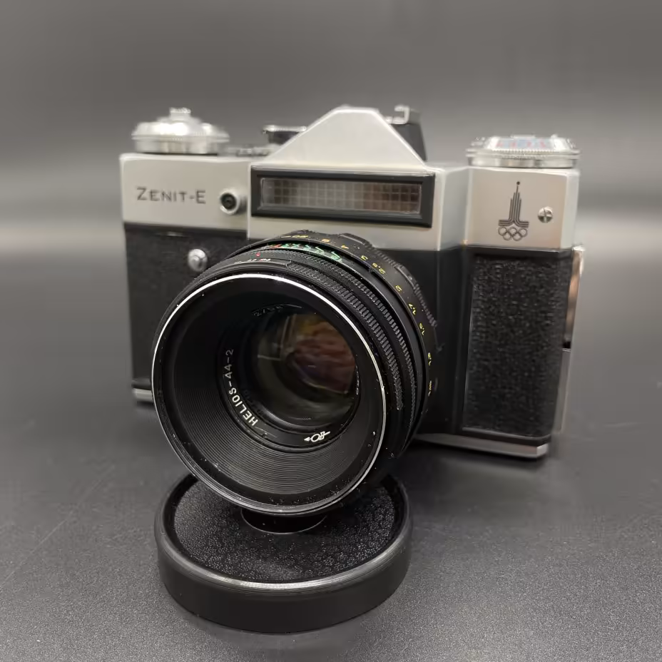 Фотоаппарат "Зенит-Е"  с объективом "Гелиос-44-2" в оригинальном кофре, Красногорский механический завод (КМЗ)