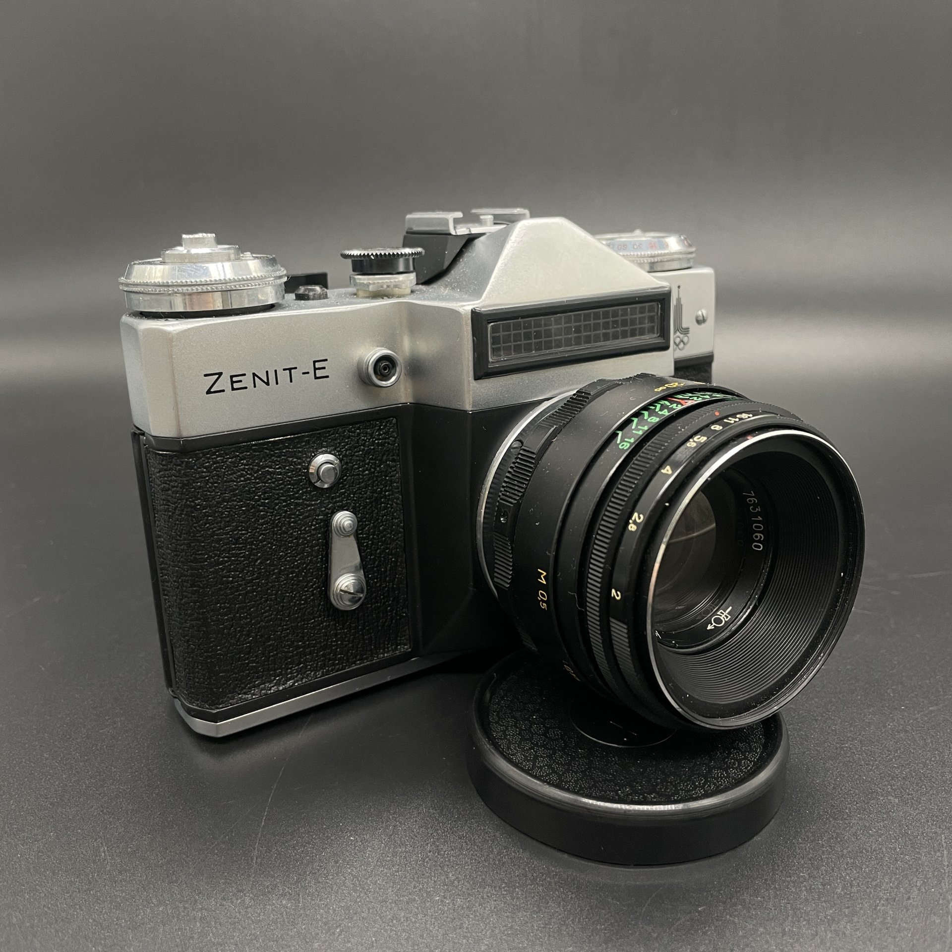 Фотоаппарат "Зенит-Е"  с объективом "Гелиос-44-2" в оригинальном кофре, Красногорский механический завод (КМЗ)