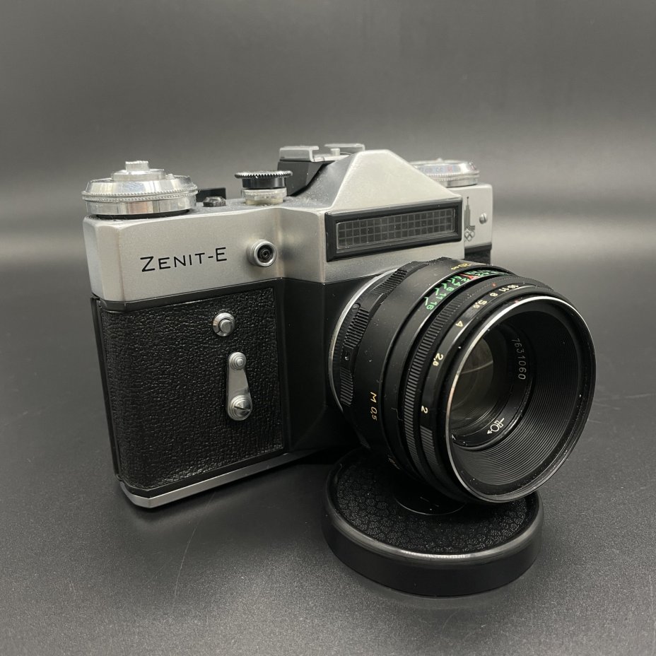 Фотоаппарат "Зенит-Е"  с объективом "Гелиос-44-2" в оригинальном кофре, Красногорский механический завод (КМЗ)