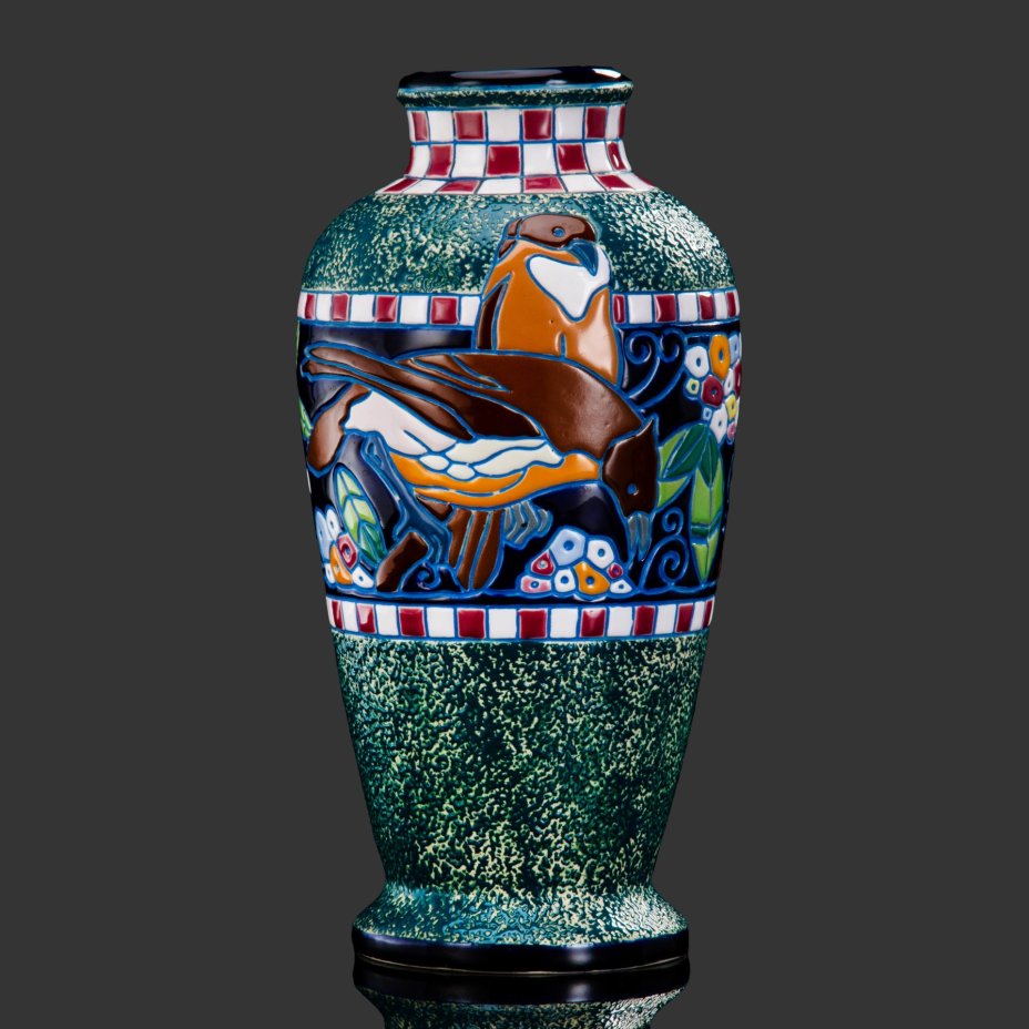 Ваза в стиле Art Deco, украшенная изображением экзотических цветов и птиц, Amphora-Werke Riessner, фаянс, эмали, Чехословакия, 1920-1930 гг.