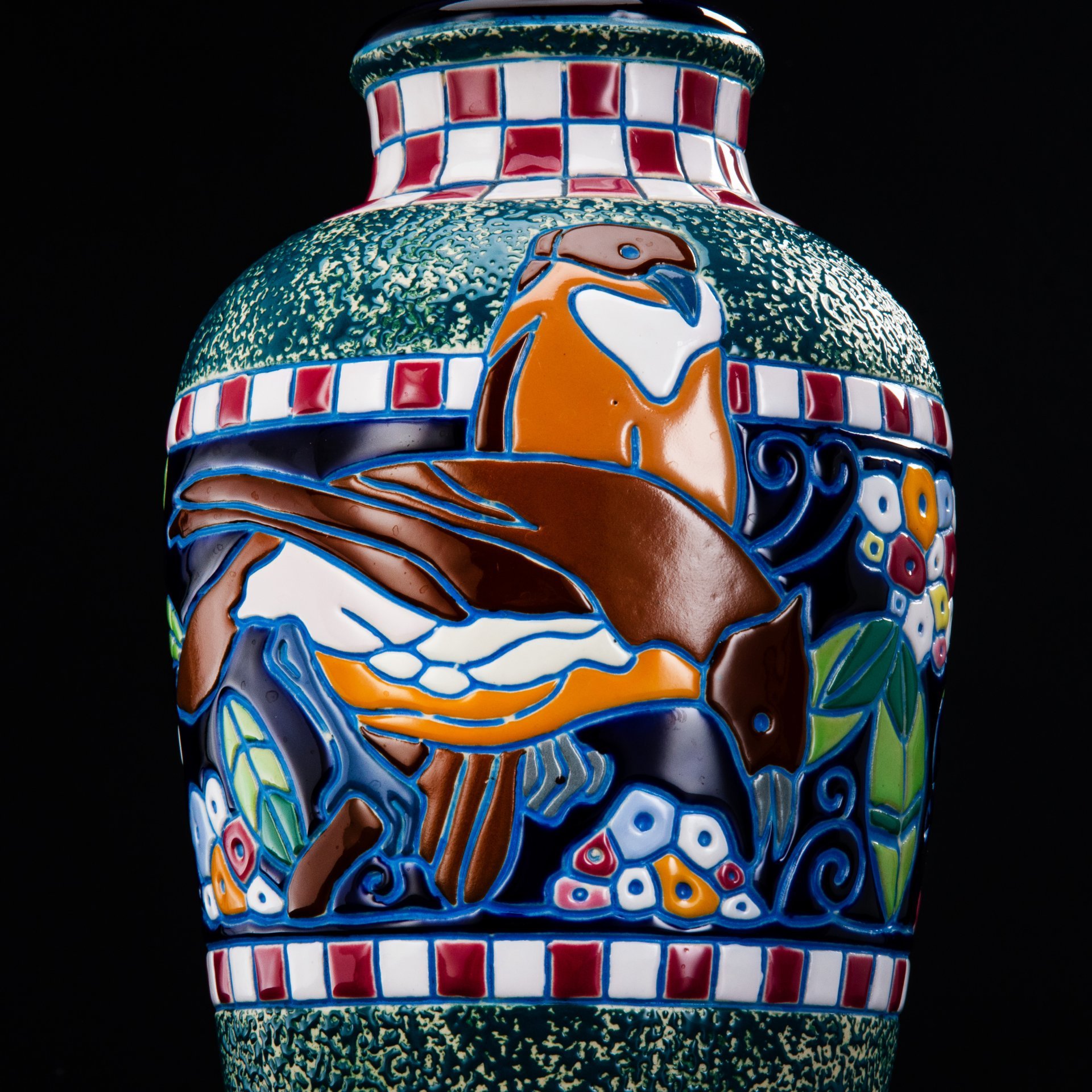 Ваза в стиле Art Deco, украшенная изображением экзотических цветов и птиц, Amphora-Werke Riessner, фаянс, эмали, Чехословакия, 1920-1930 гг.
