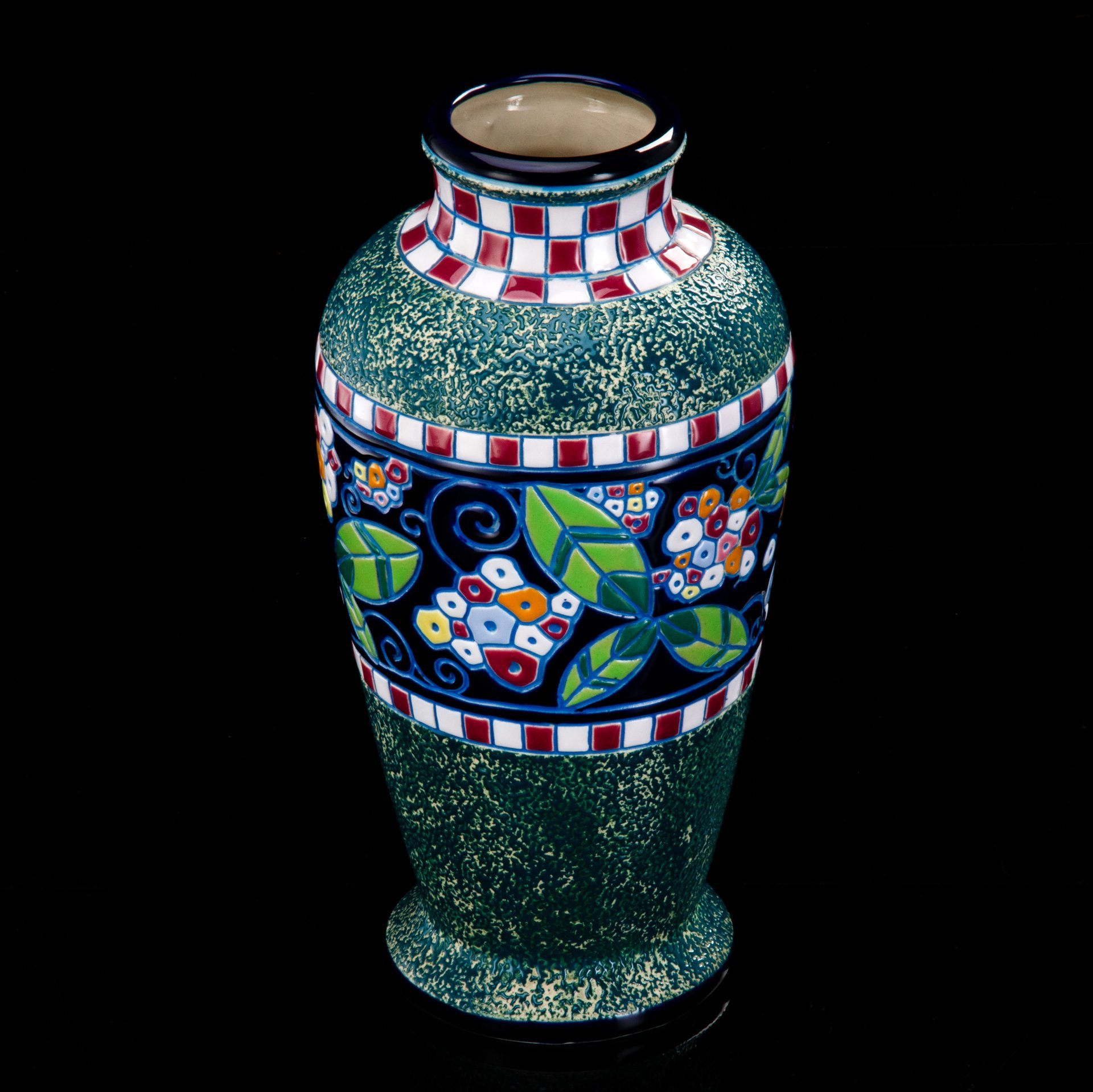 Ваза в стиле Art Deco, украшенная изображением экзотических цветов и птиц, Amphora-Werke Riessner, фаянс, эмали, Чехословакия, 1920-1930 гг.