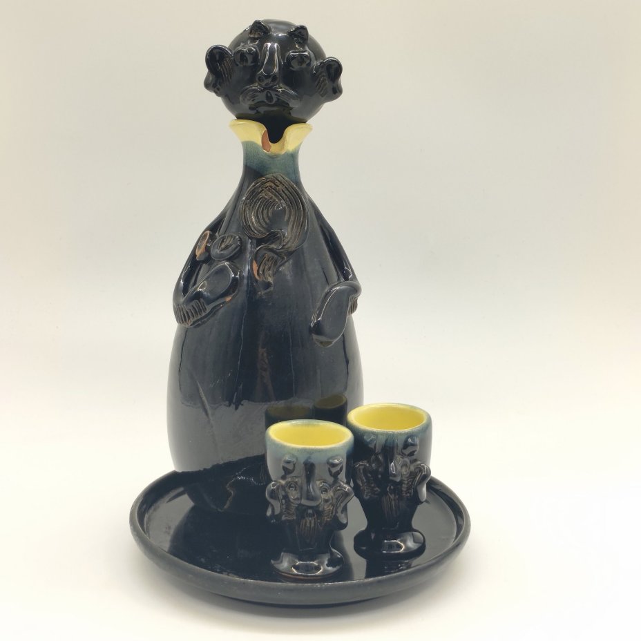 Набор для крепких напитков "Черт" (штоф, поднос и пара стопок), керамика, глазурь, СССР, 1970-1990 гг.