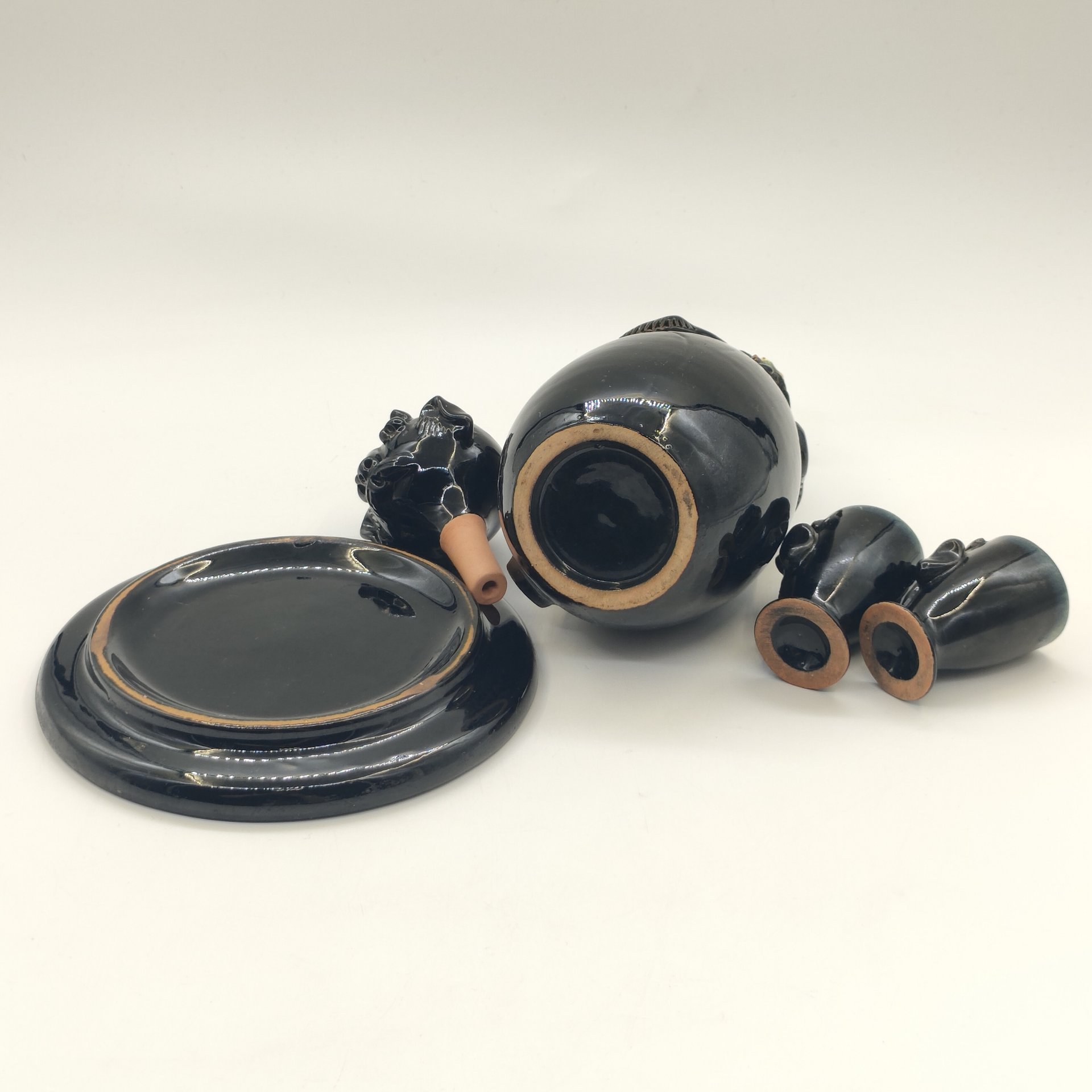 Набор для крепких напитков "Черт" (штоф, поднос и пара стопок), керамика, глазурь, СССР, 1970-1990 гг.